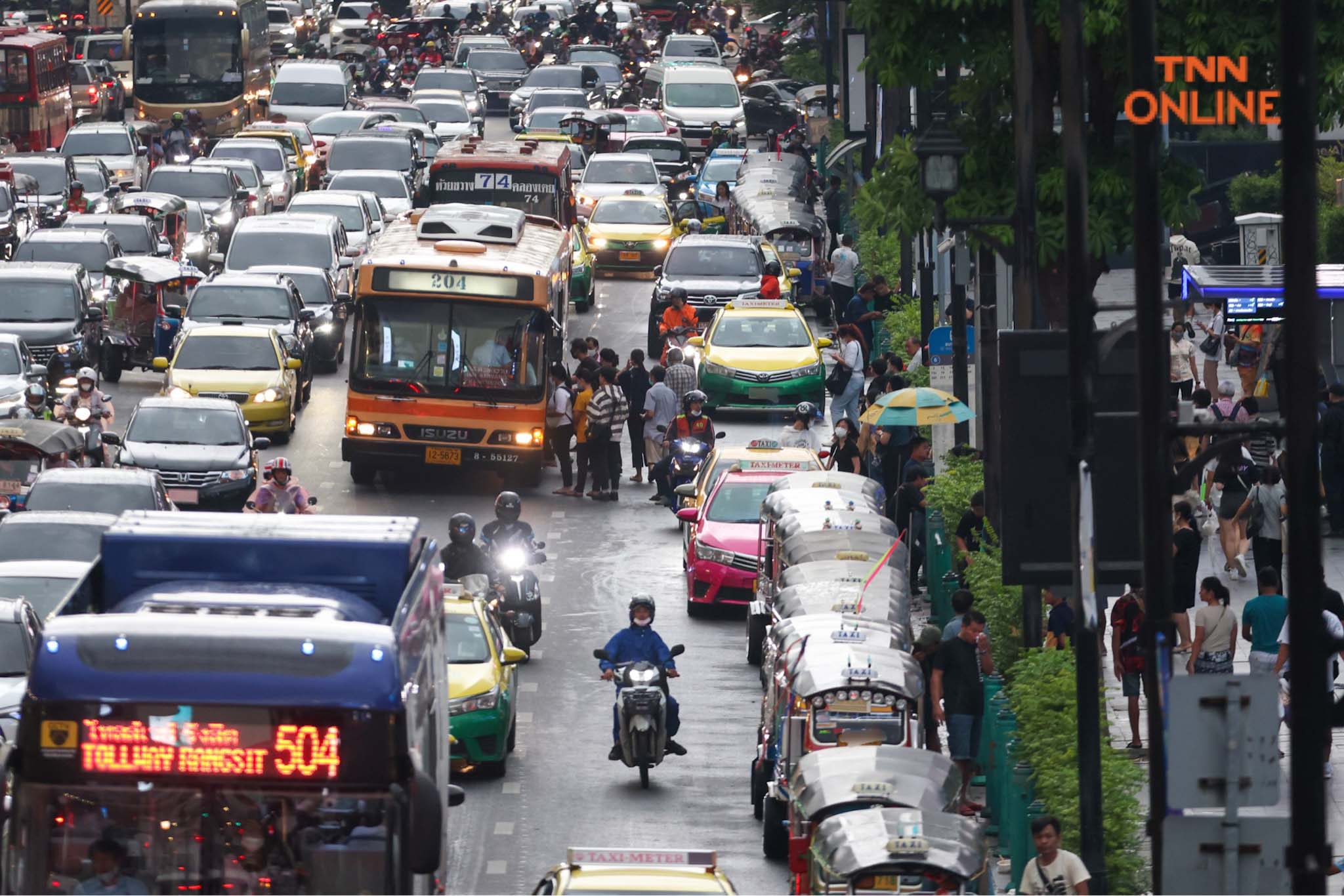 เห็นจนชินตา รถรับจ้างจอดรอรับผู้โดยสารในที่ห้ามจอด