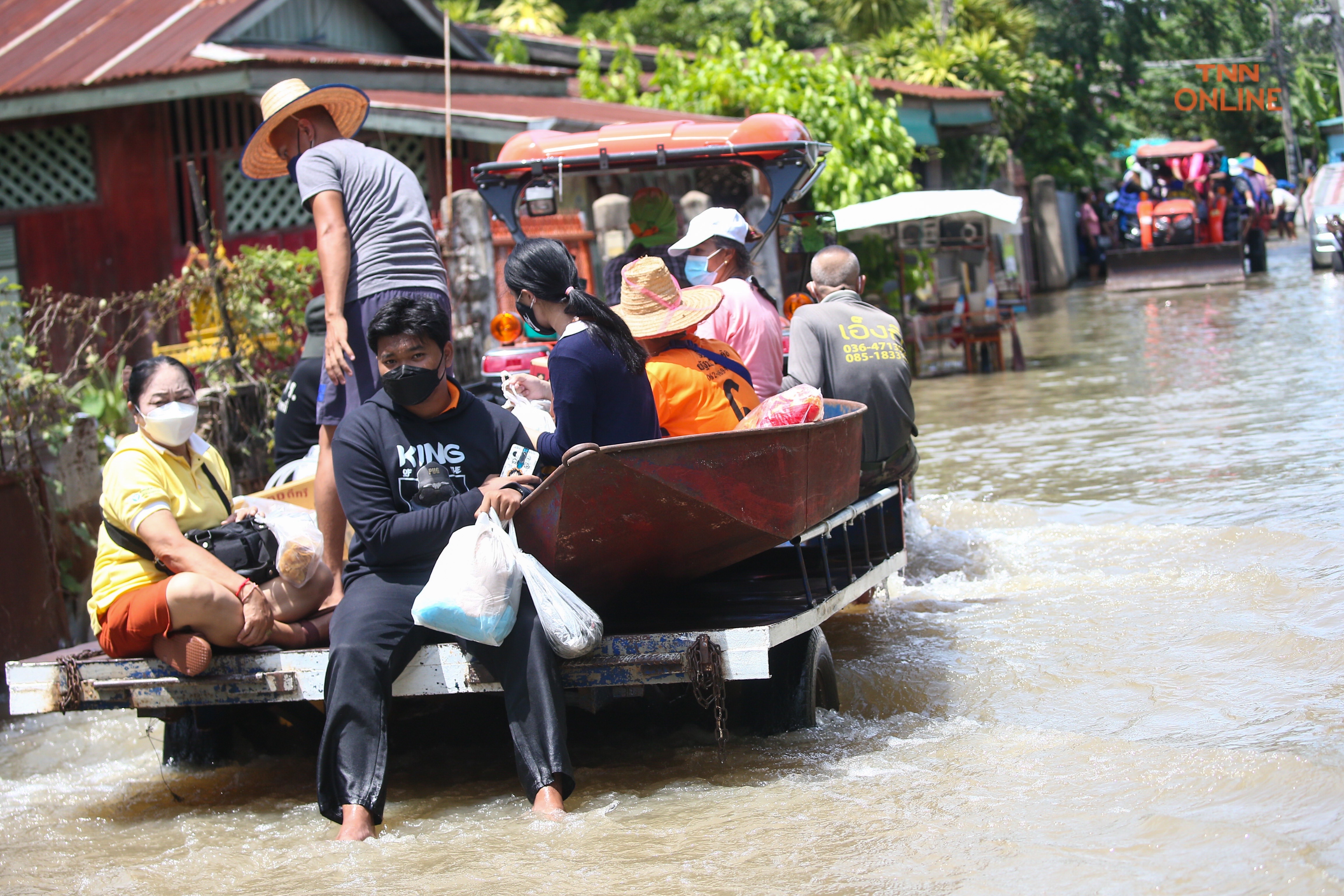 บ้านหมี่ลพบุรีน้ำท่วมสูงประชาชนใช้เรือสัญจรเข้าออกหมู่บ้าน