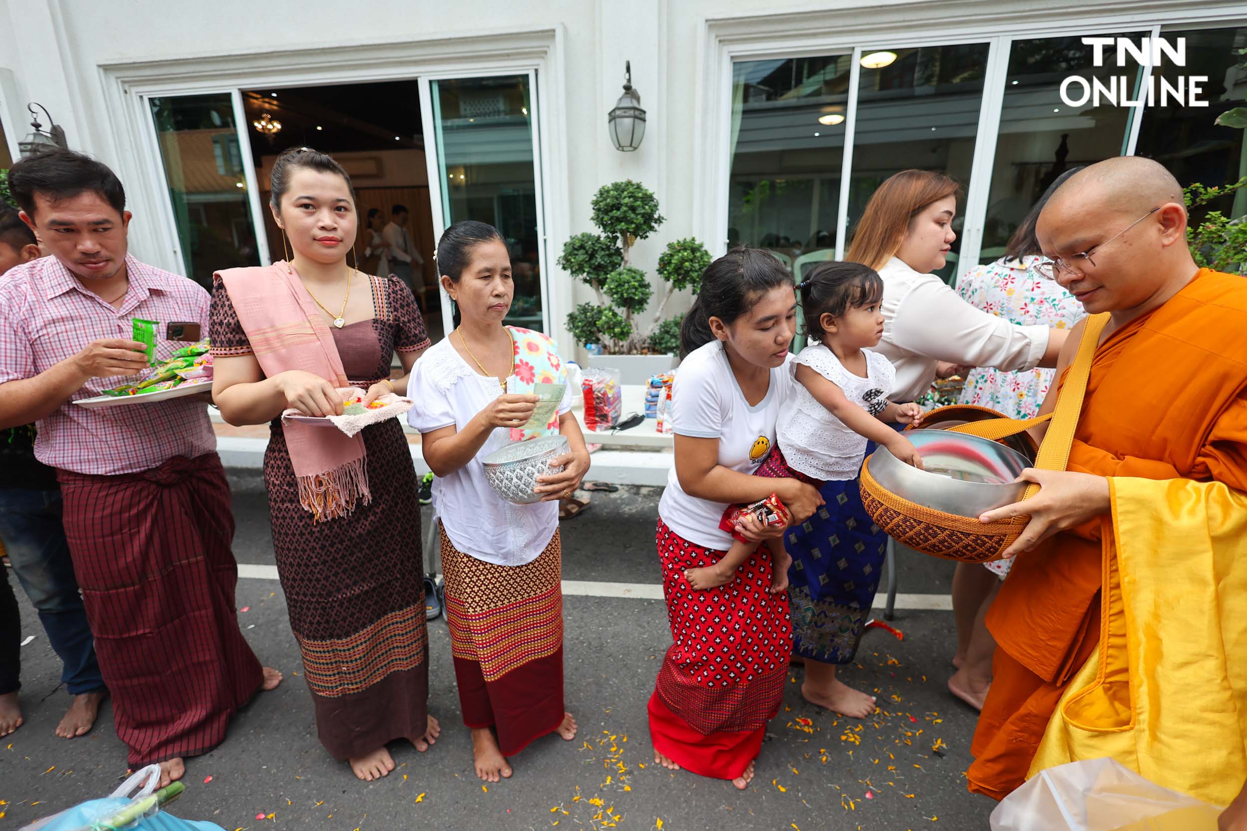 ชาวพุทธแน่นภูเขาทอง ร่วมตักบาตรเทโวเนื่องในวันออกพรรษา