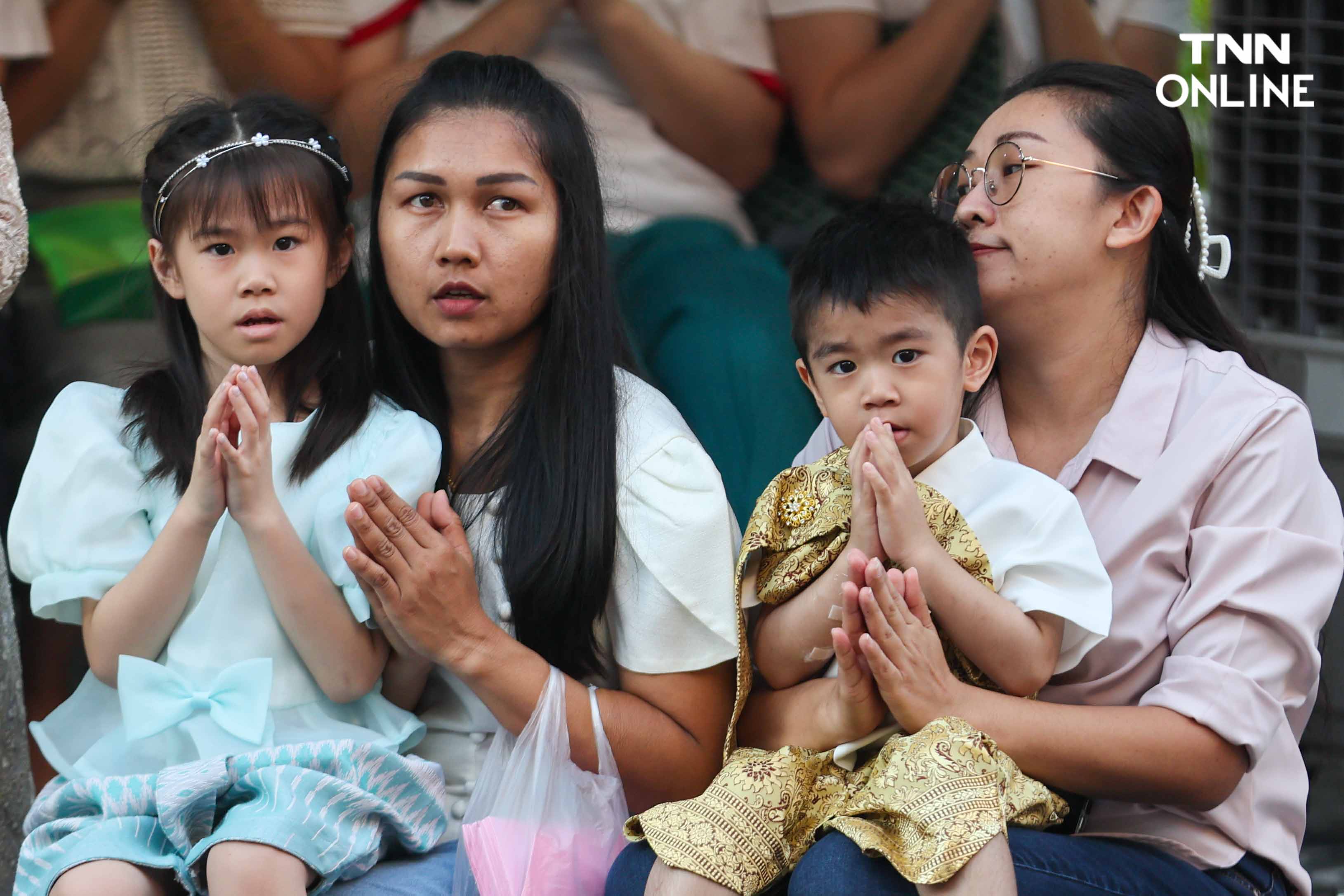 ทำบุญปีใหม่ 2567 นทท.ร่วมตักบาตรชมแสงแรกบนยอดภูเขาทอง