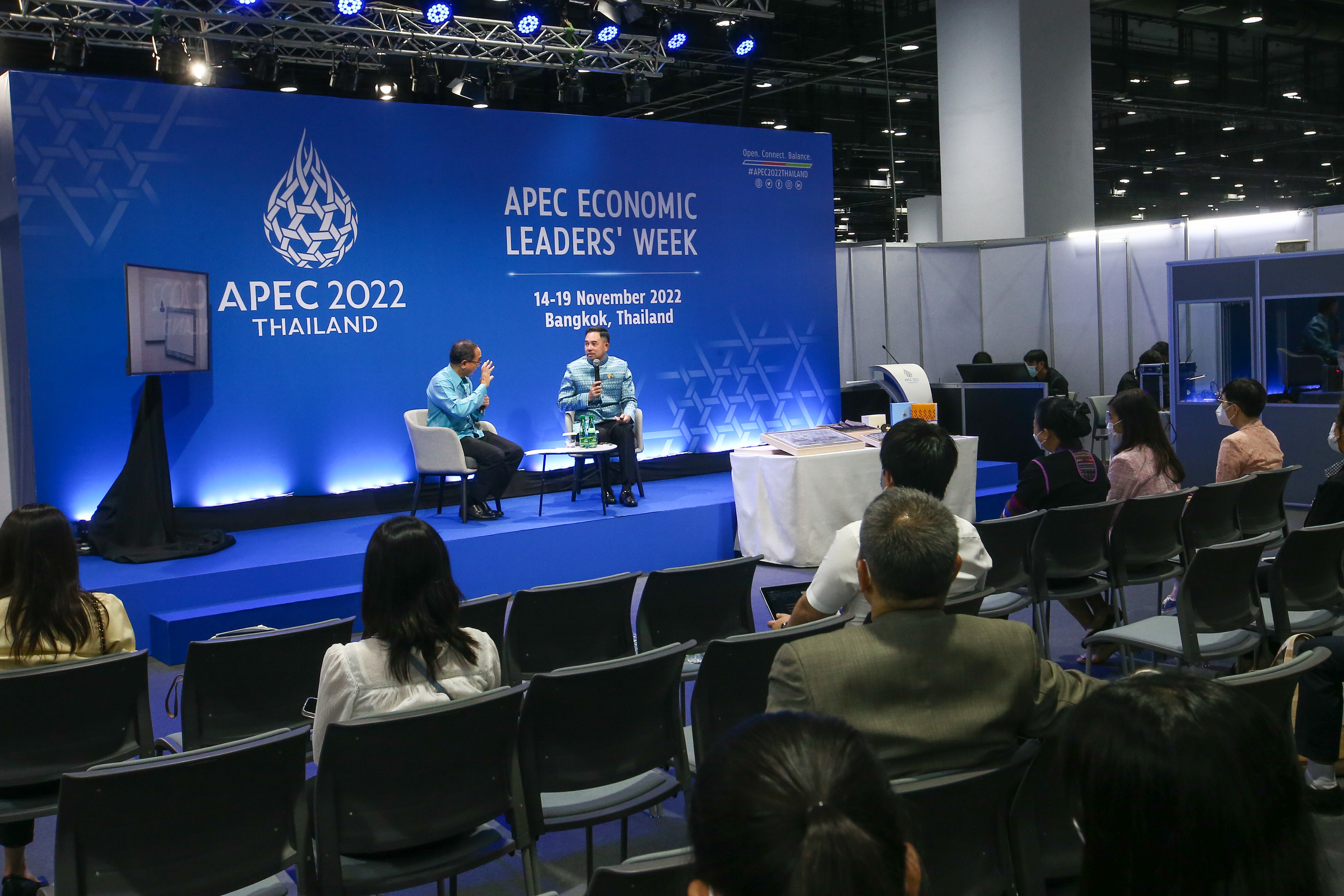 APEC 2022 (ภาพชุด)  7 ของที่ระลึก เตรียมมอบให้กับผู้นำเขตเศรษฐกิจและคู่สมรส