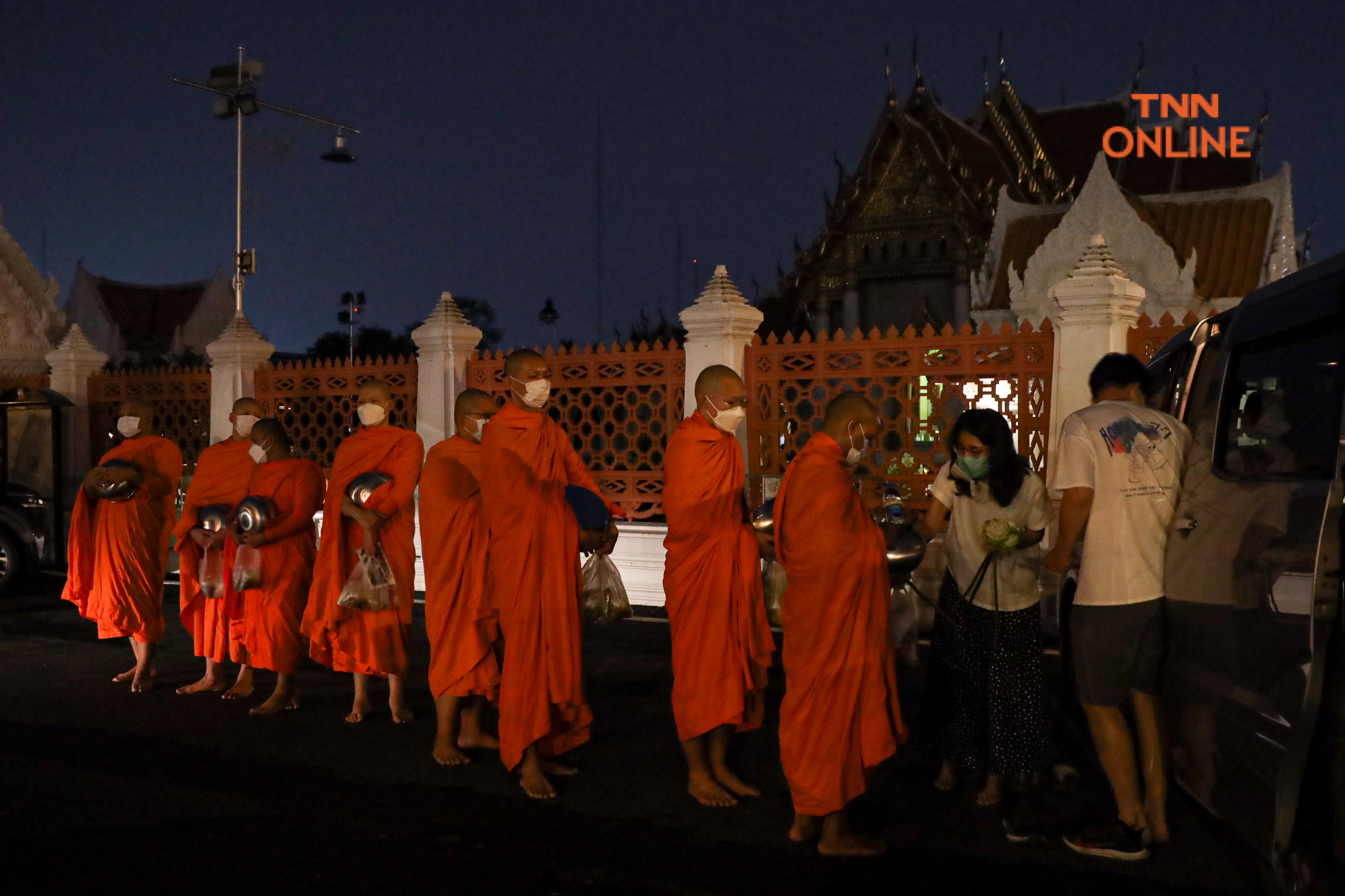 ประมวลภาพ ชาวพุทธพาครอบครัวร่วมตักบาตรวันมาฆบูชา