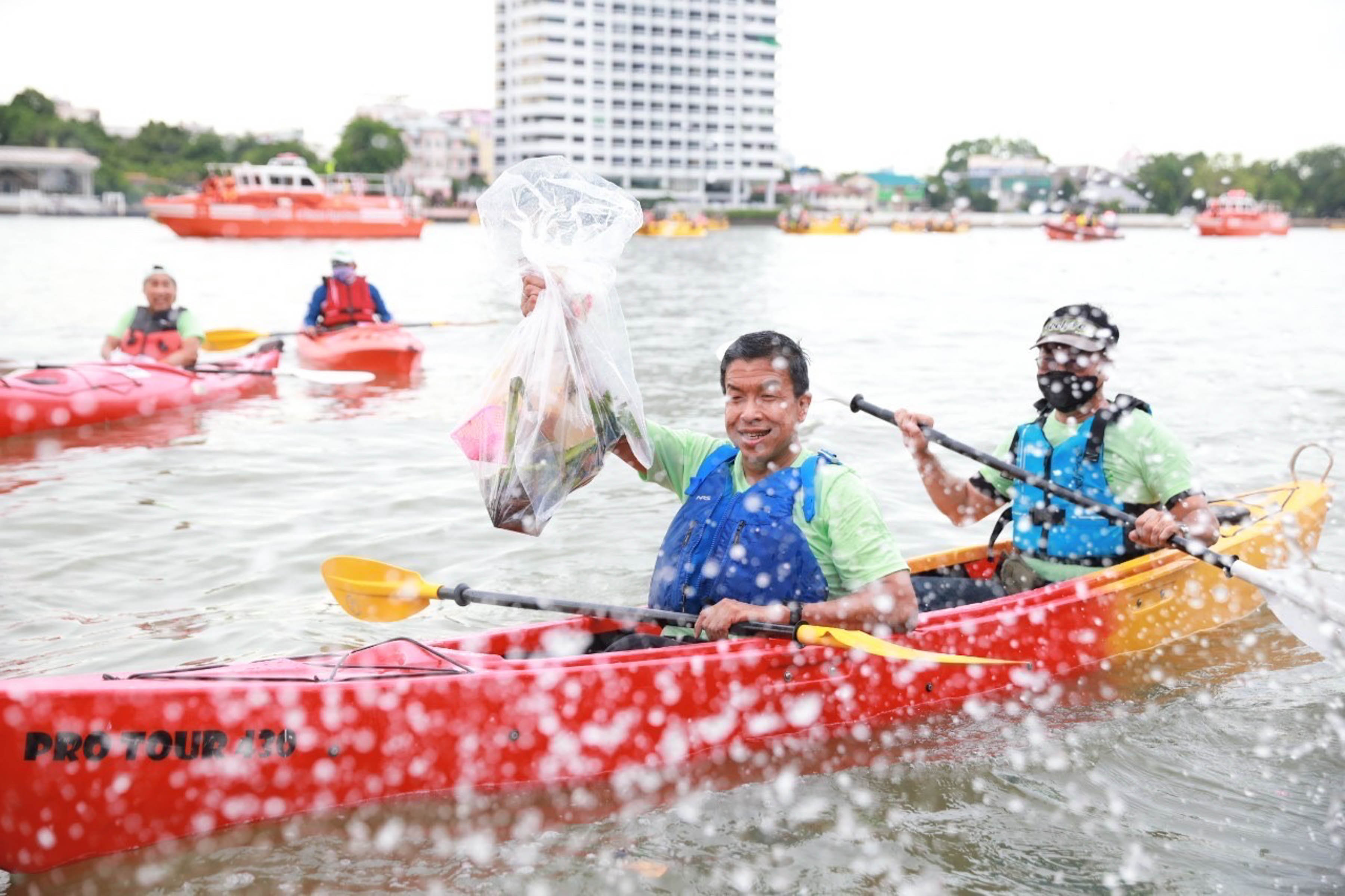 ชัชชาติ ปลูกต้นไม้ พายเรือเก็บขยะวันสิ่งแวดล้อมโลก 2565