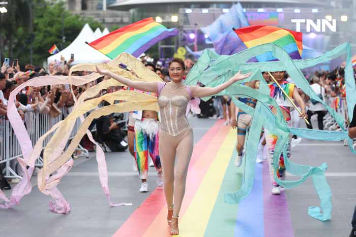 LGBTQIAN+ คนดังกว่า 500 ชีวิต บน Rainbow Runway ยาว 80 เมตร ร่วมฉลอง Pride Month