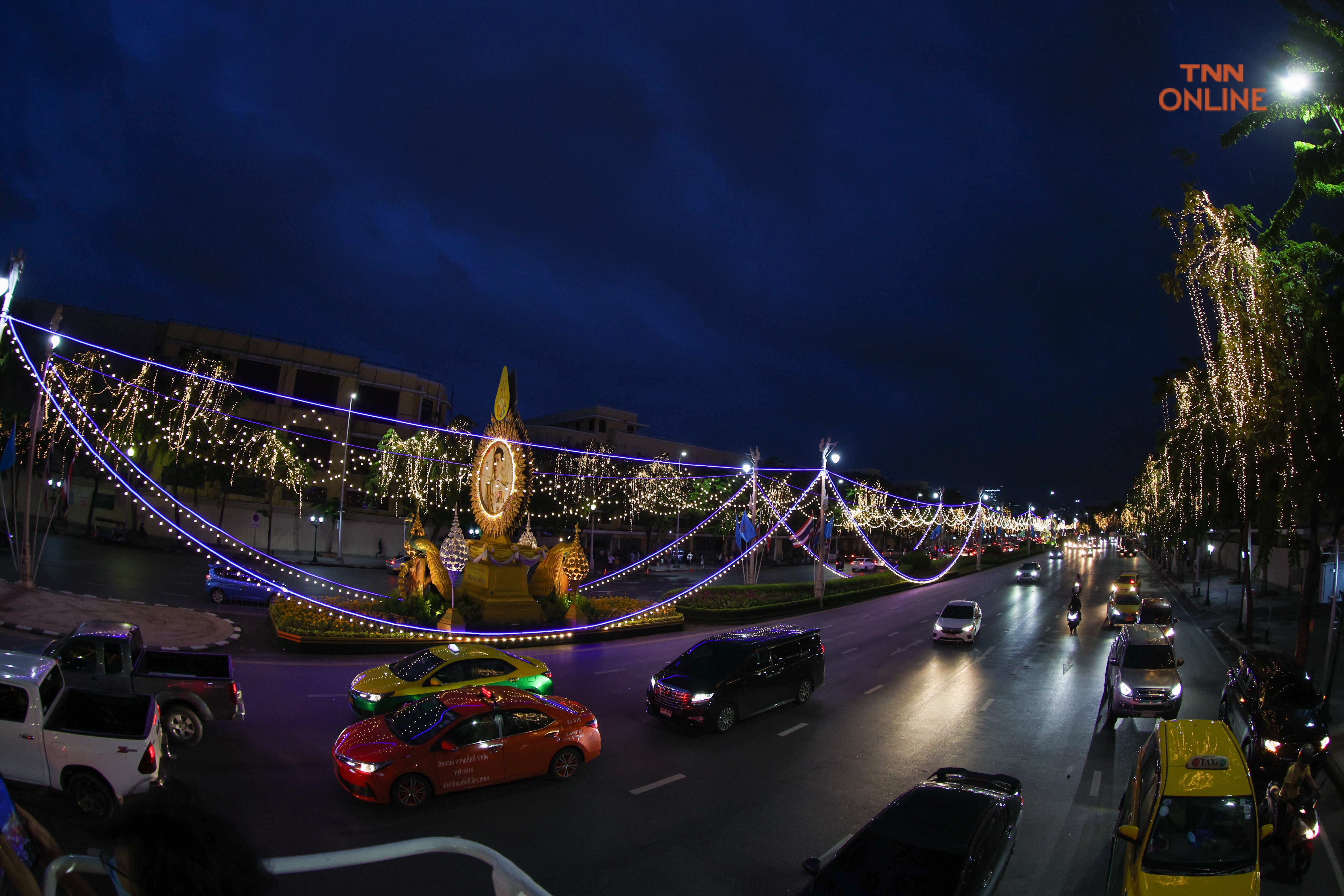 นั่งรถโบราณชมวิวกรุงเก่าแวะชมนิทรรศการเฉลิมพระเกียรติพระพันปีหลวง