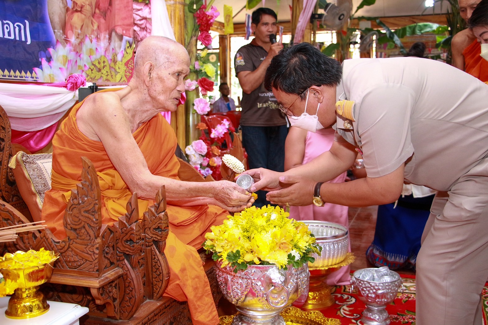 คลื่นมหาชน แห่กราบไหว้ "หลวงปู่นวล" เจริญอายุวัฒนมงคล 95 ปี