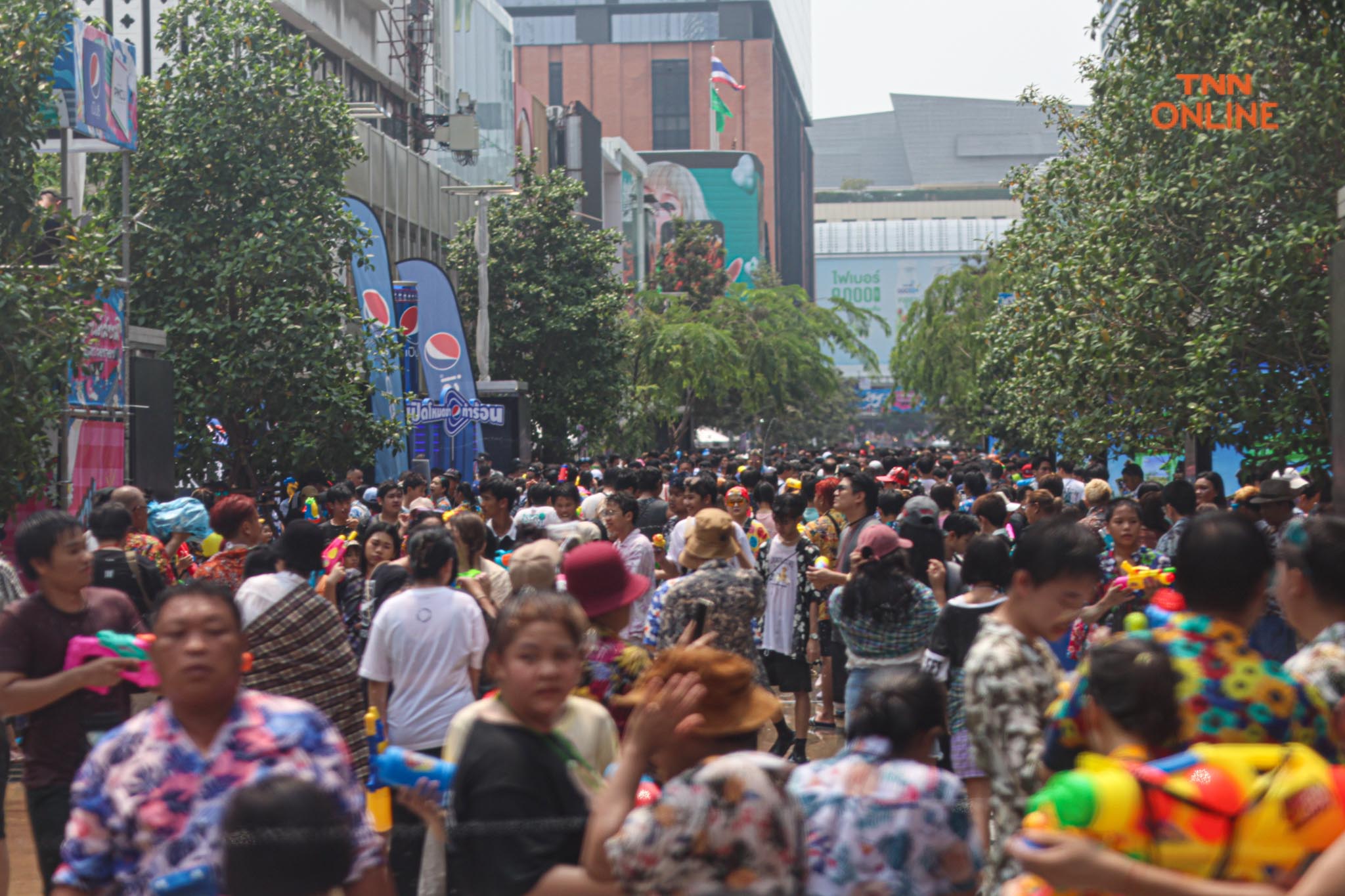 สงกรานต์สยามชุ่มฉ่ำ นทท.สุดเหวี่ยงสาดน้ำรับปีใหม่ไทย