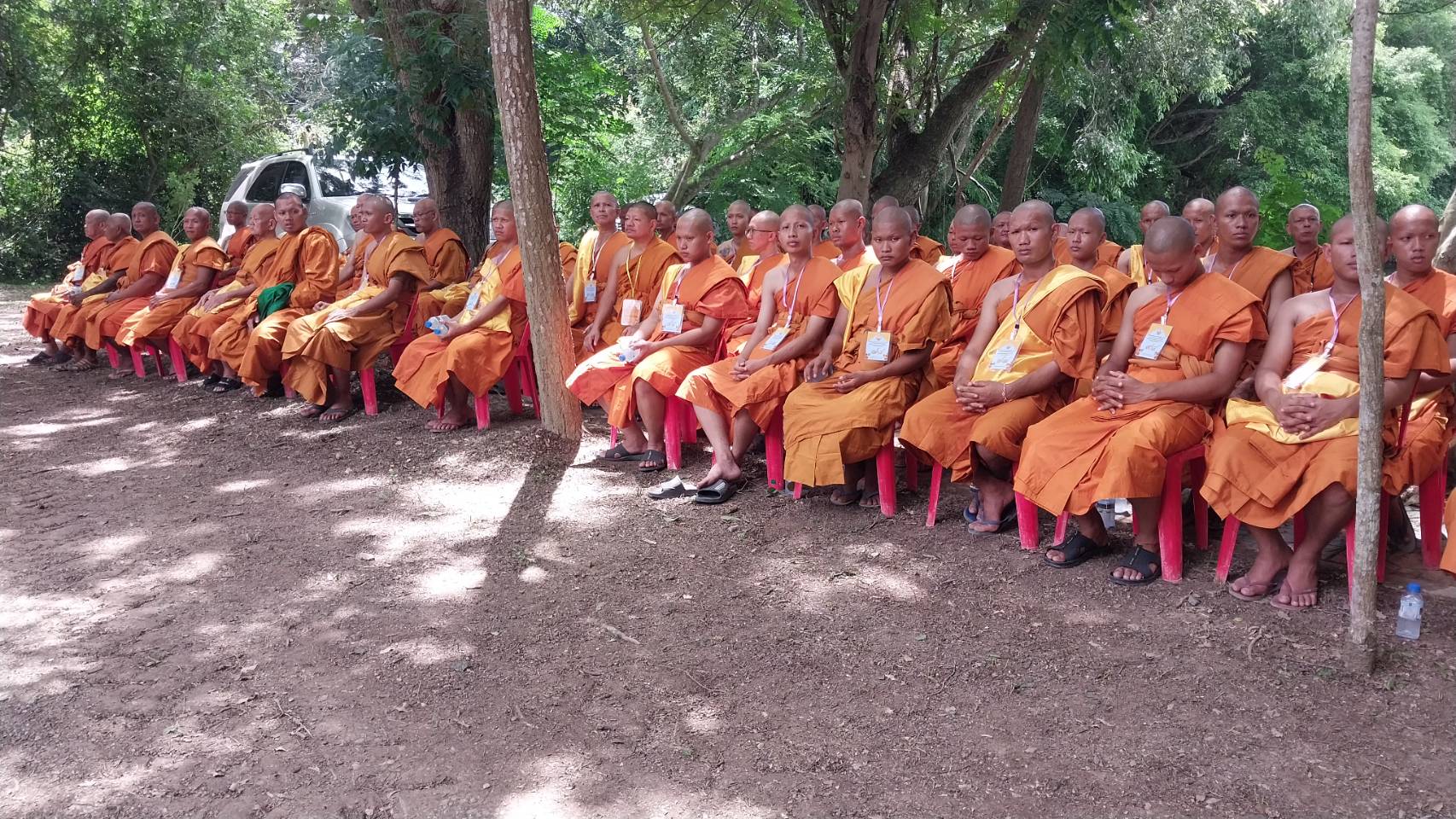 ในหลวง ร.10 พระราชทานผ้าไตร 169 รูป อุปสมบทเฉลิมพระเกียรติ วัดบางคลาน