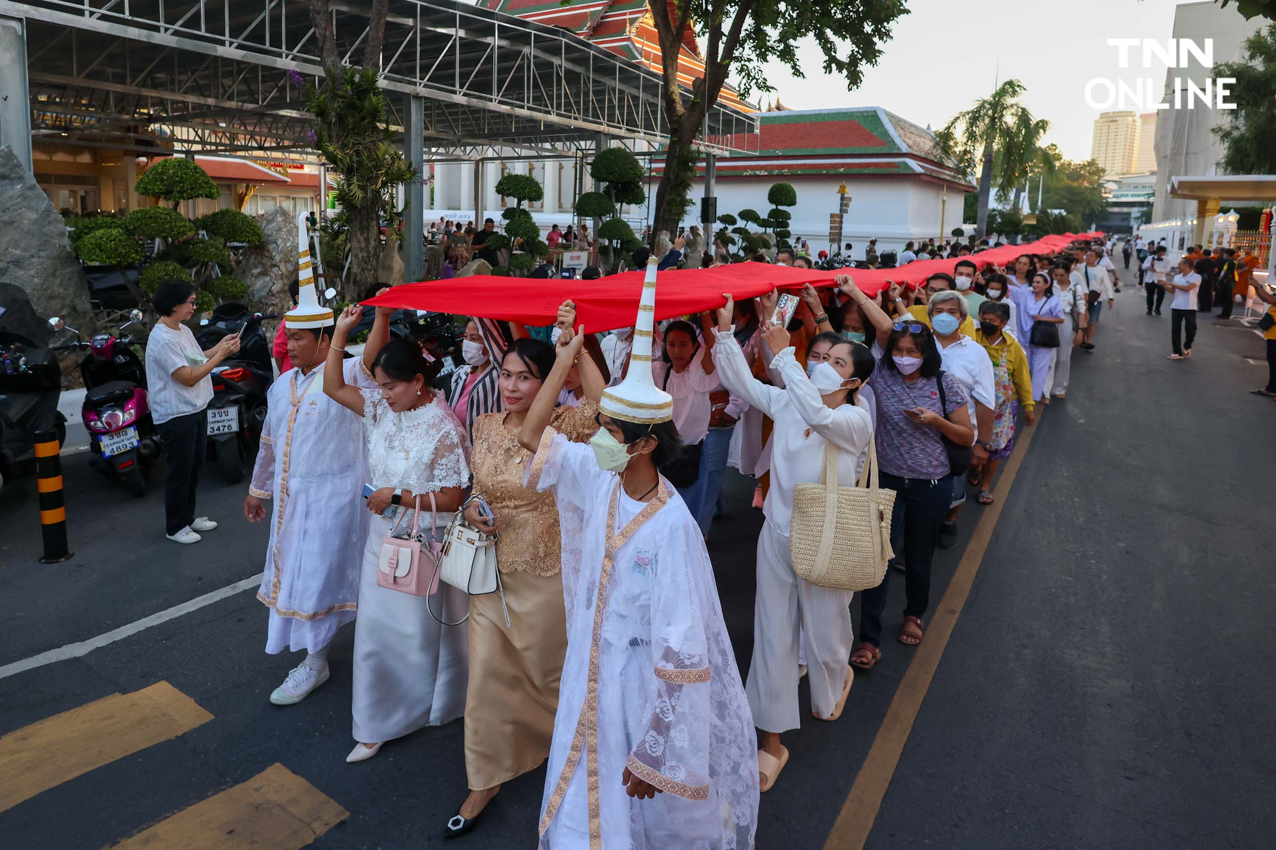 ห่มผ้าแดงภูเขาทอง ประชาชนร่วมพิธีบุญคึกคัก