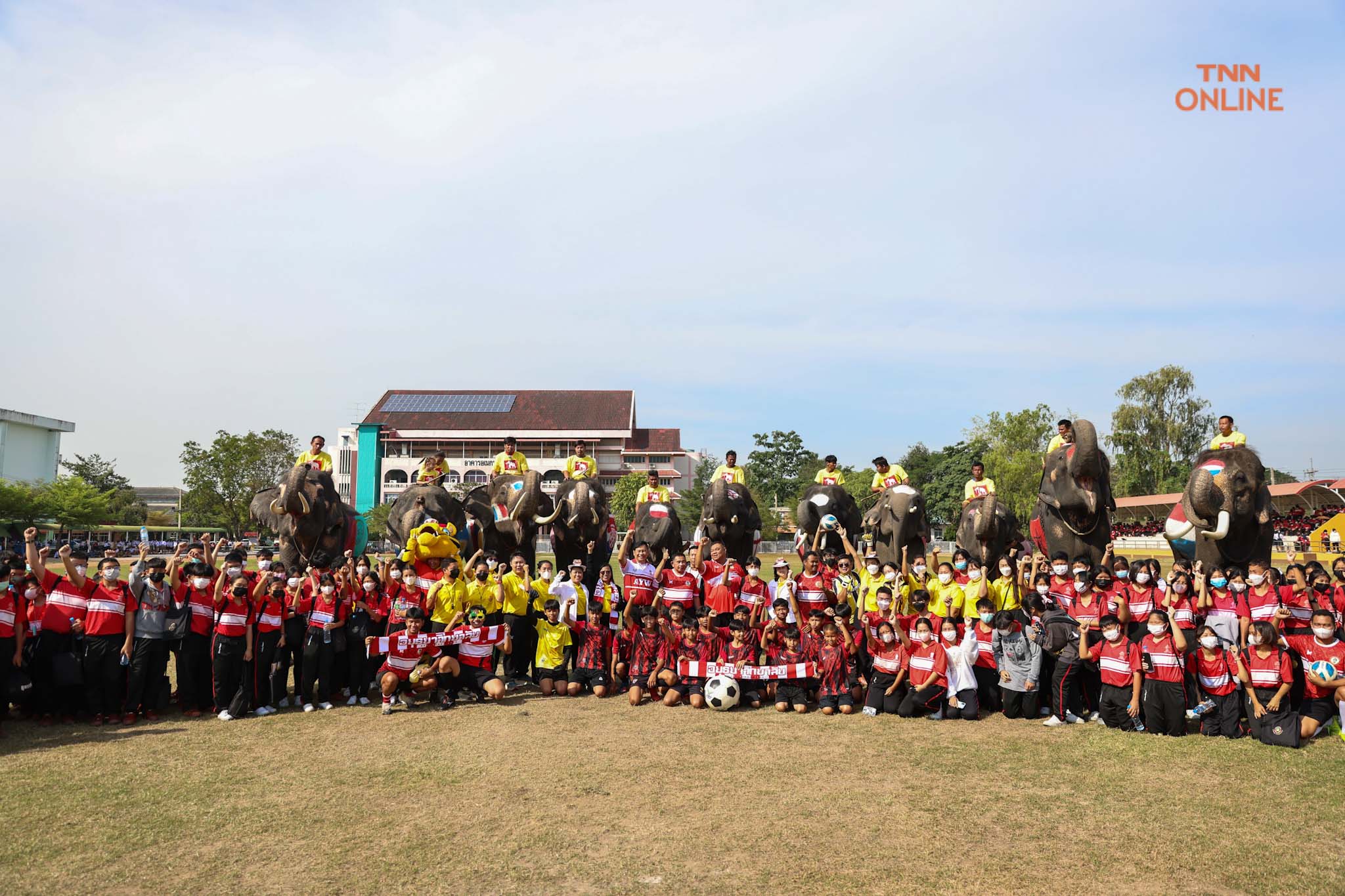 อยุธยาจัด“ช้างเตะบอลกับคน” ร่วมรณรงค์เชียร์บอลโลกไม่เล่นการพนัน