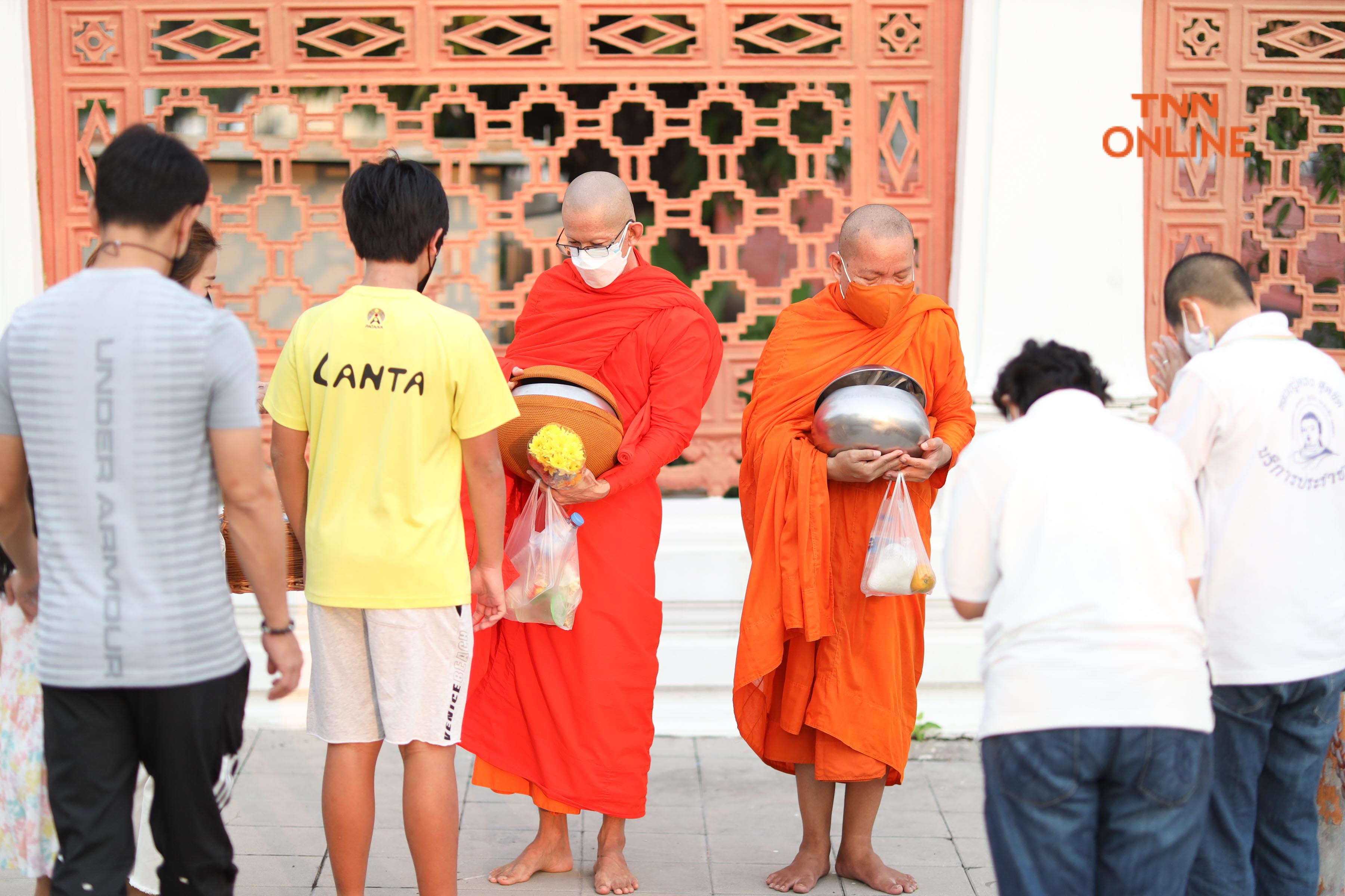 ประมวลภาพ ชาวพุทธพาครอบครัวร่วมตักบาตรวันมาฆบูชา