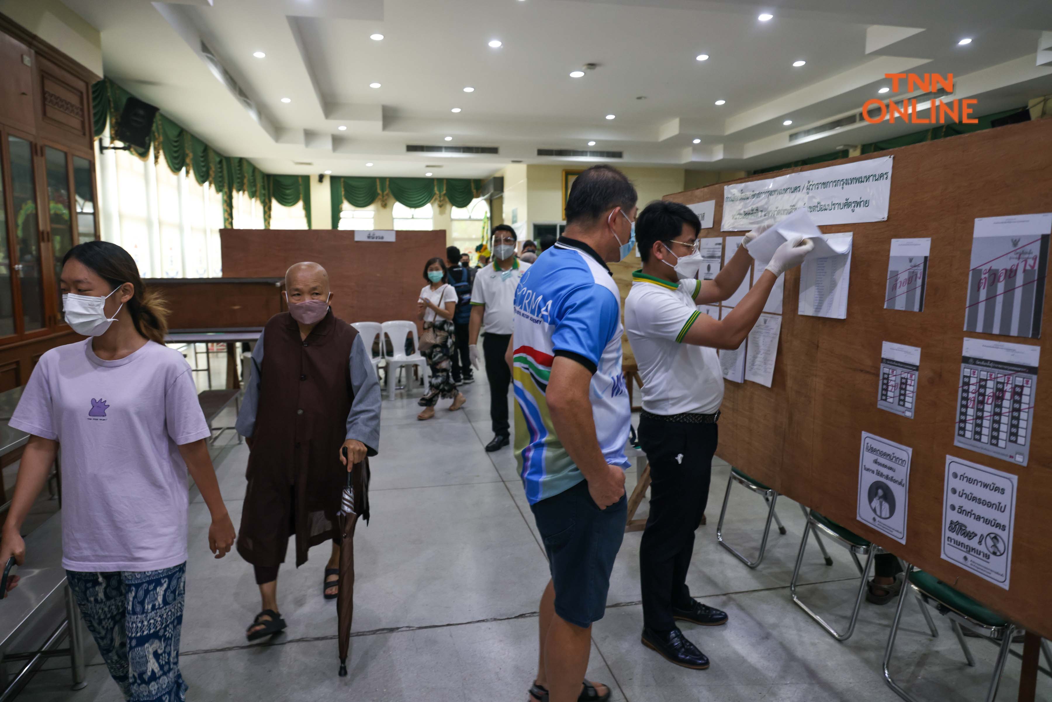 ประมวลภาพ เลือกตั้งคึกคัก ประชาชนใช้สิทธิเลือกผู้ว่า กทม. ตั้งแต่เช้า