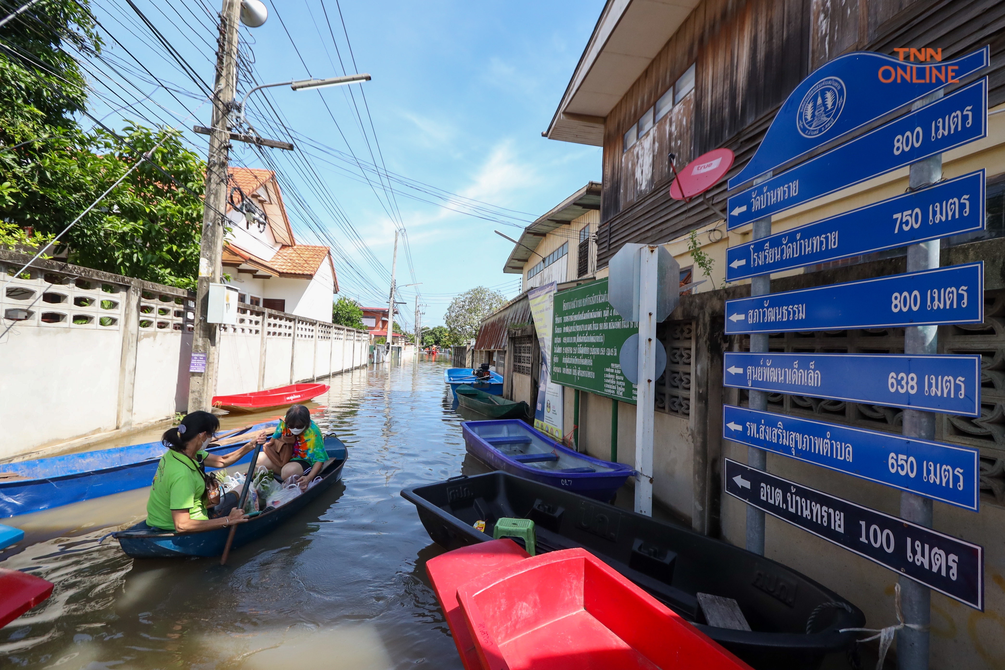 บ้านหมี่ลพบุรีน้ำท่วมสูงประชาชนใช้เรือสัญจรเข้าออกหมู่บ้าน