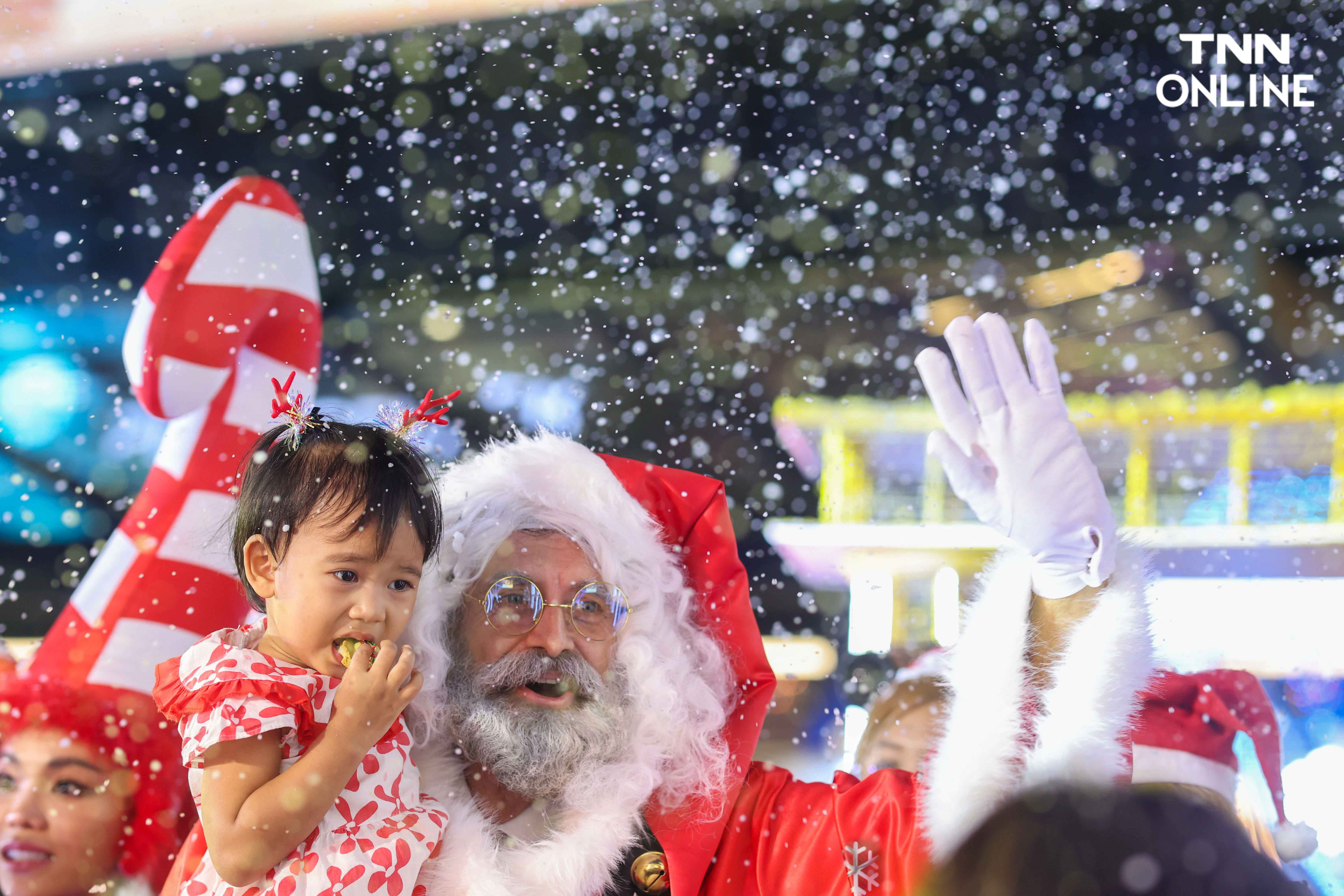 เอาใจเด็กวันคริสต์มาส ลุงซานต้าโผล่สร้างสีสันใจกลางเมือง
