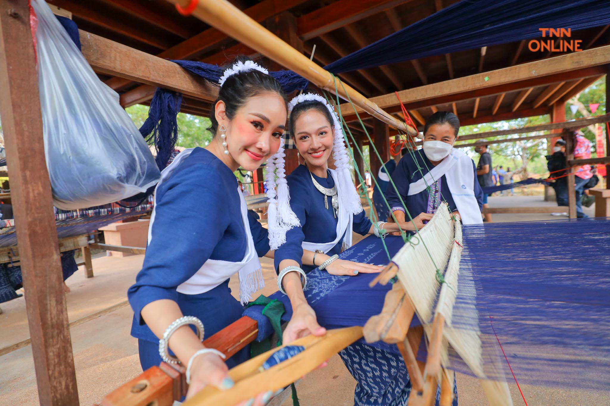 ประมวลภาพ เก็บตัววันที่ 3 นางสาวไทย ขึ้นภูพนมดี สักการะเจดีย์หินพันล้านก้อน ชมสาธิตการทอผ้าของชาวอำนาจเจริญ