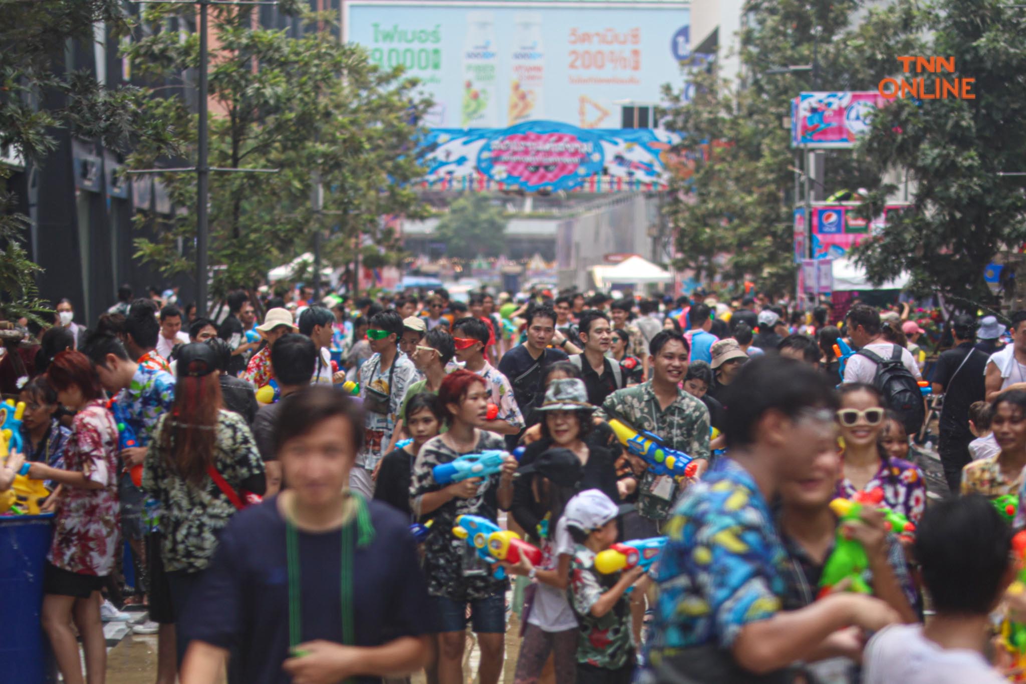 สงกรานต์สยามชุ่มฉ่ำ นทท.สุดเหวี่ยงสาดน้ำรับปีใหม่ไทย