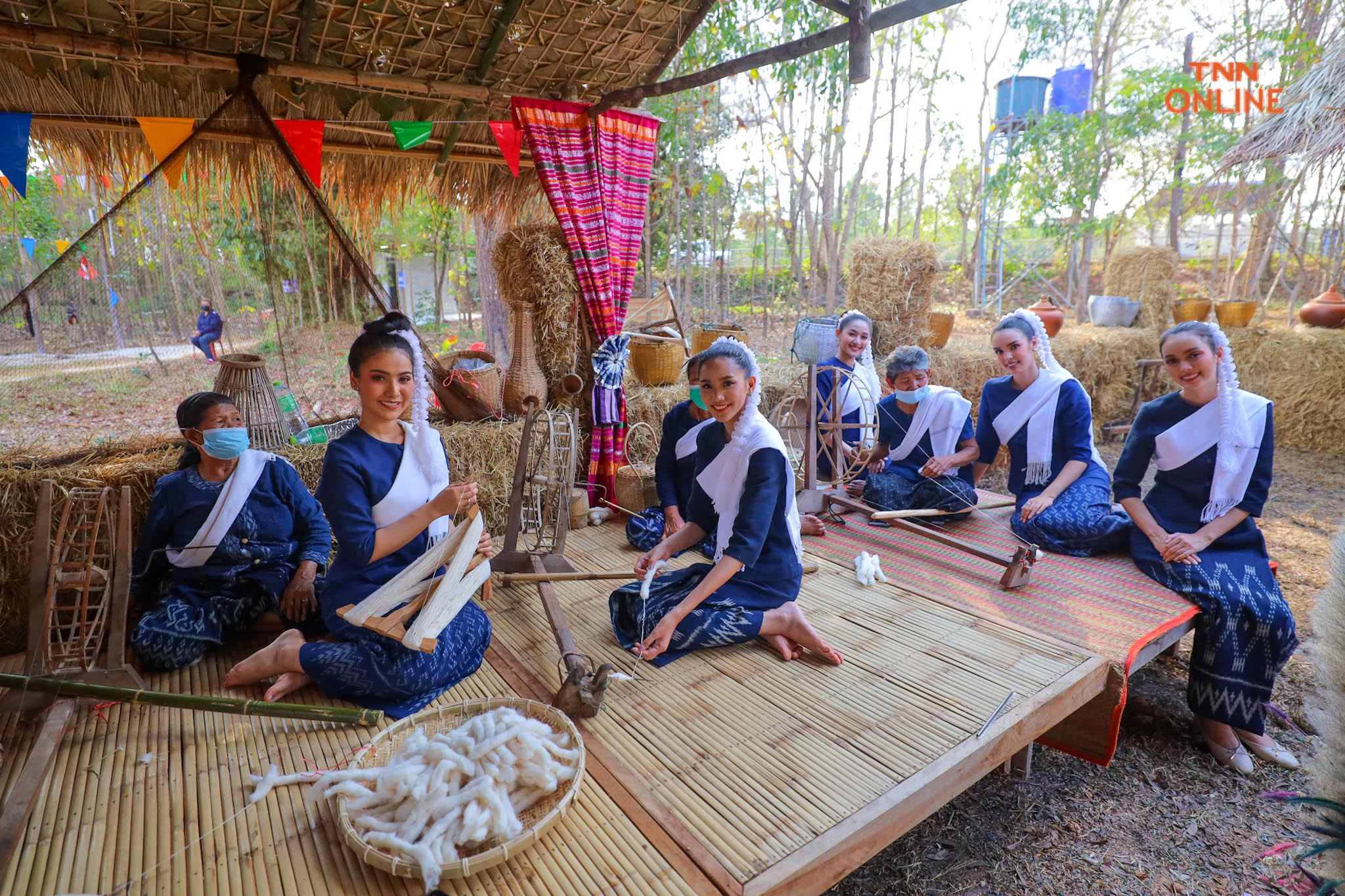 ประมวลภาพ เก็บตัววันที่ 3 นางสาวไทย ขึ้นภูพนมดี สักการะเจดีย์หินพันล้านก้อน ชมสาธิตการทอผ้าของชาวอำนาจเจริญ