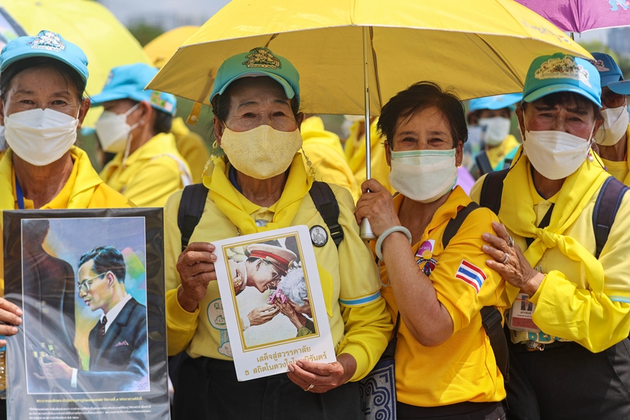 ประมวลภาพ พสกนิกรเฝ้าฯรับเสด็จ ในหลวง-พระราชินี ทรงเปิดพระบรมราชานุสาวรีย์ ร.9