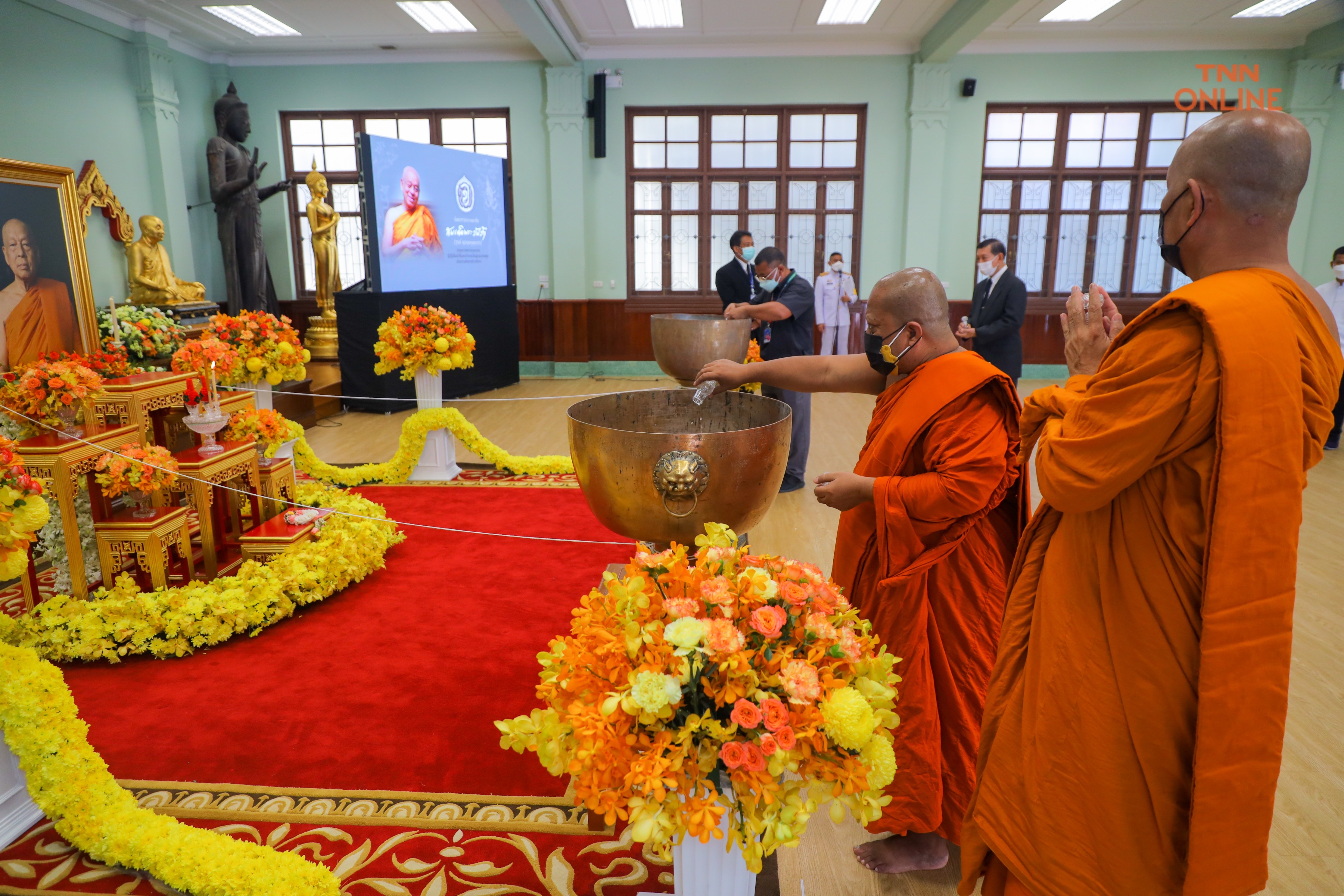 ประมวลภาพ ศิษยานุศิษย์หลั่งไหลสรงน้ำสรีระ “สมเด็จพระวัณรัต” 