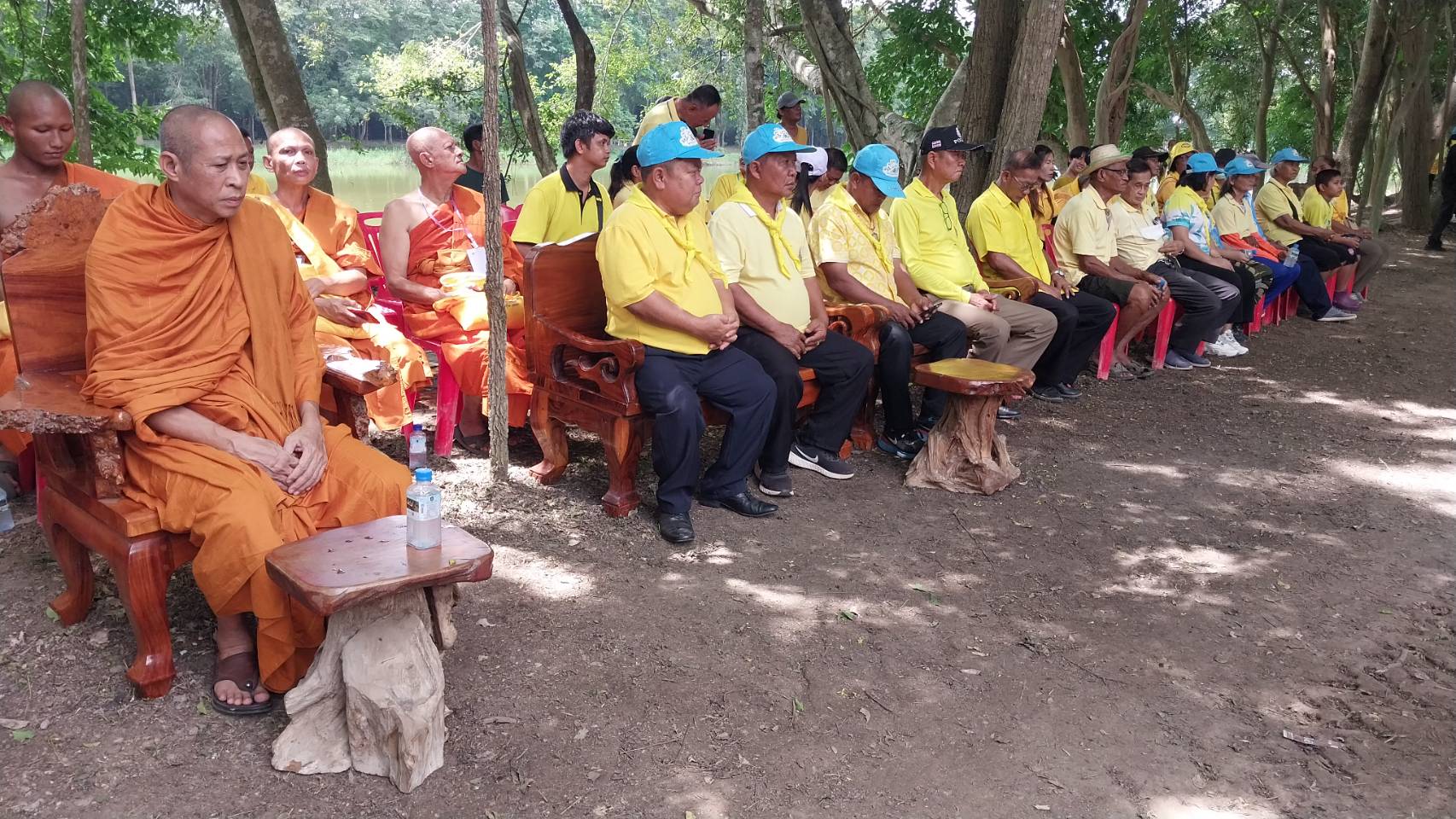 ในหลวง ร.10 พระราชทานผ้าไตร 169 รูป อุปสมบทเฉลิมพระเกียรติ วัดบางคลาน