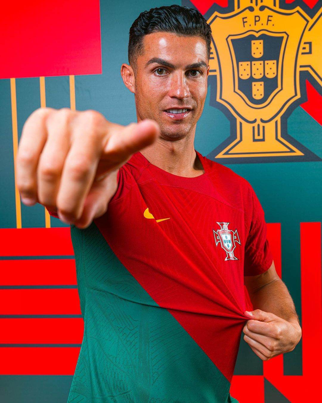  ควักกระฉ่อนโลก! แฟนบอลสงสัย “Ronaldo”  หยิบอะไรมากิน