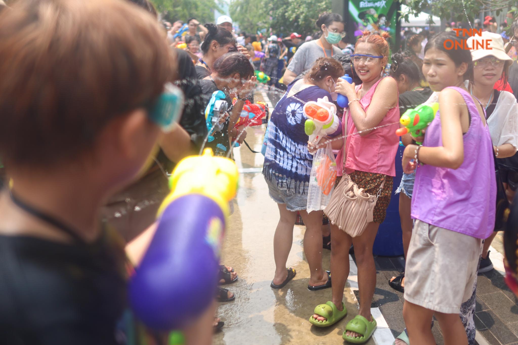 สงกรานต์สยามชุ่มฉ่ำ นทท.สุดเหวี่ยงสาดน้ำรับปีใหม่ไทย