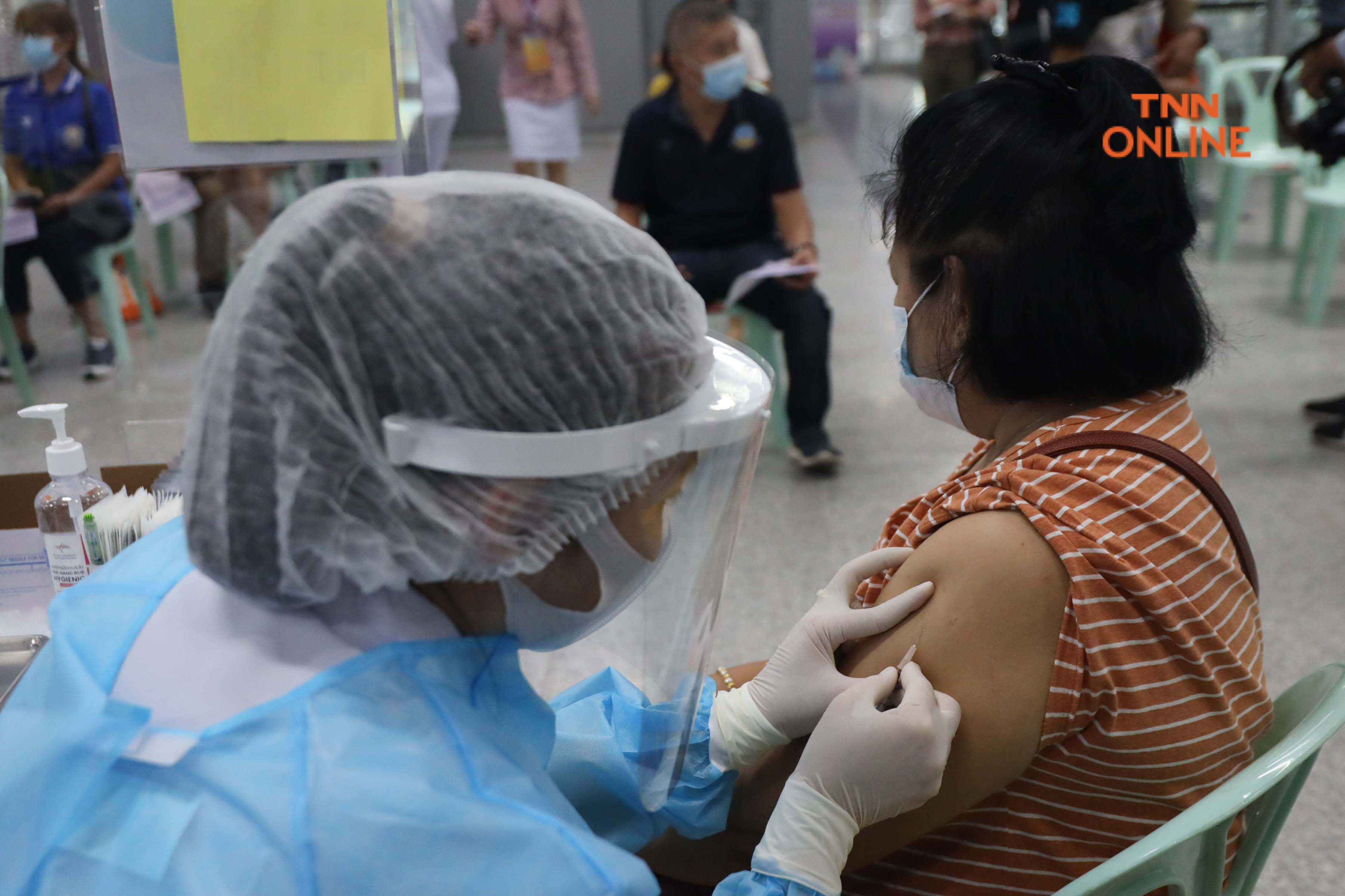 ประมวลภาพ ศูนย์ฉีดวัคซีนกลางบางซื่อ เปิดฉีดวัคซีนใต้ผิวหนังวันแรกลดอาการข้างเคียง