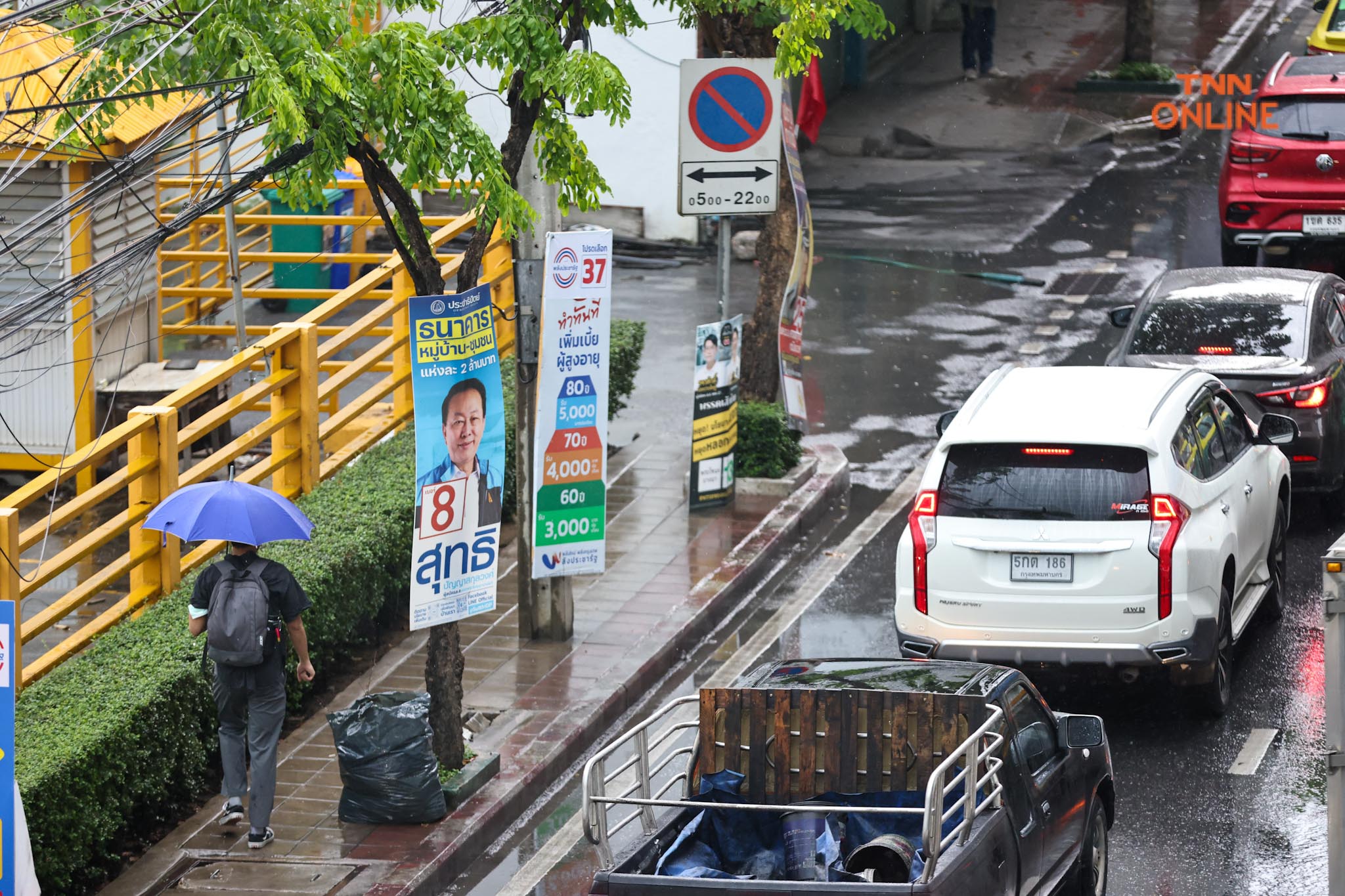 ผลกระทบพายุฤดูร้อน คน กทม. เดินทางฝ่าสายฝนเช้าวันทำงาน