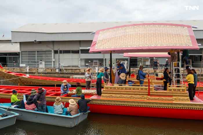 สำนักช่างสิบหมู่ ติดผ้าม่าน ผ้าหน้าจั่ว พร้อมซ่อมปิดทองกราบเรือพระที่นั่ง