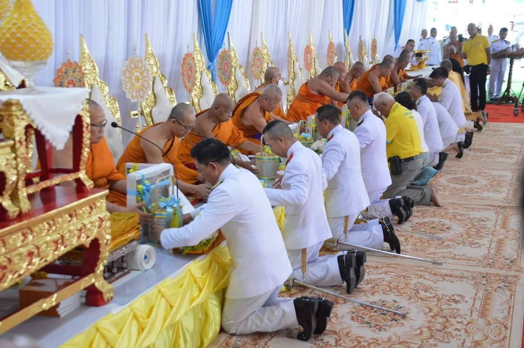 ในหลวง ร.10 พระราชทานผ้าไตร 169 รูป อุปสมบทเฉลิมพระเกียรติ วัดบางคลาน