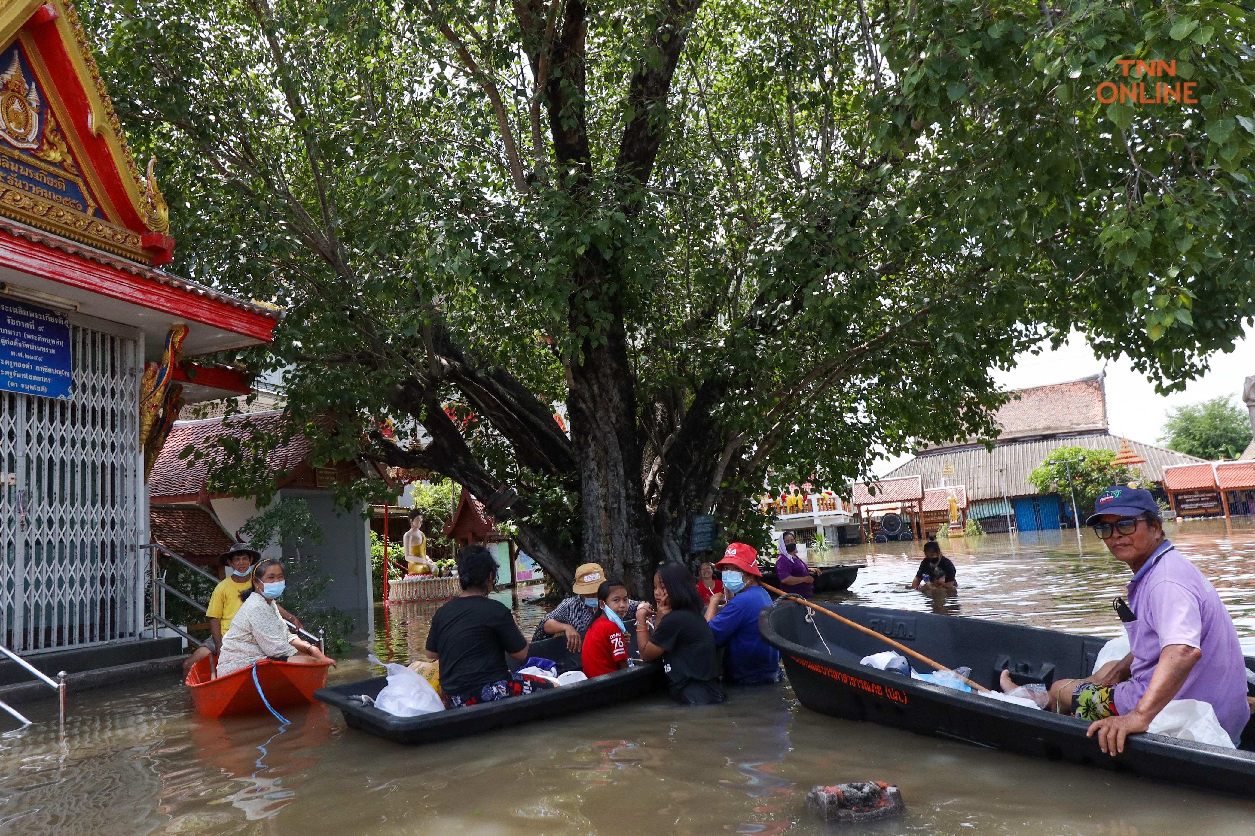 บ้านหมี่ลพบุรีน้ำท่วมสูงประชาชนใช้เรือสัญจรเข้าออกหมู่บ้าน