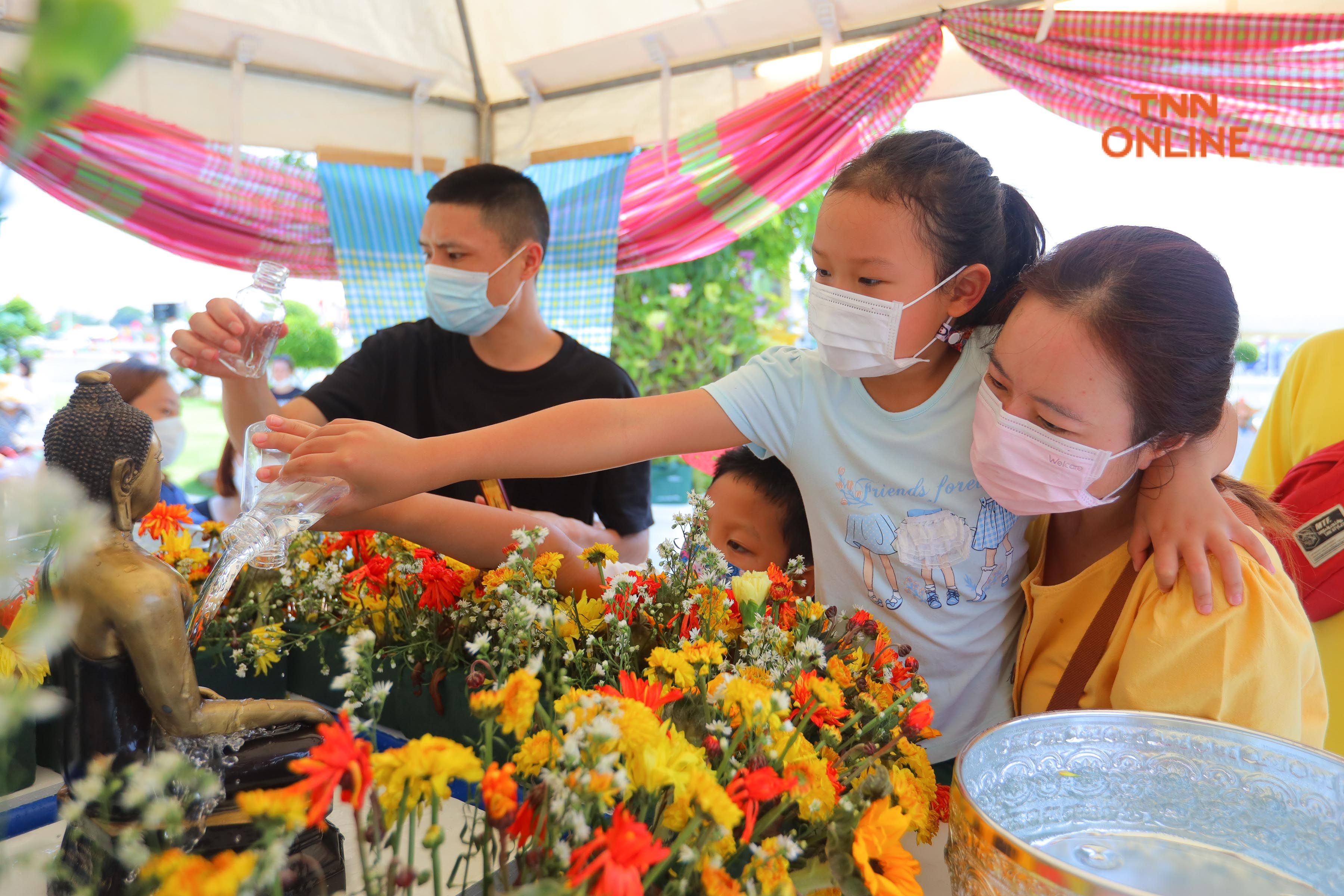 ประมวลภาพ แห่พระทางน้ำ 5 พระอารามหลวงประชาชนร่วมสรงน้ำเนื่องในเทศกาลสงกรานต์