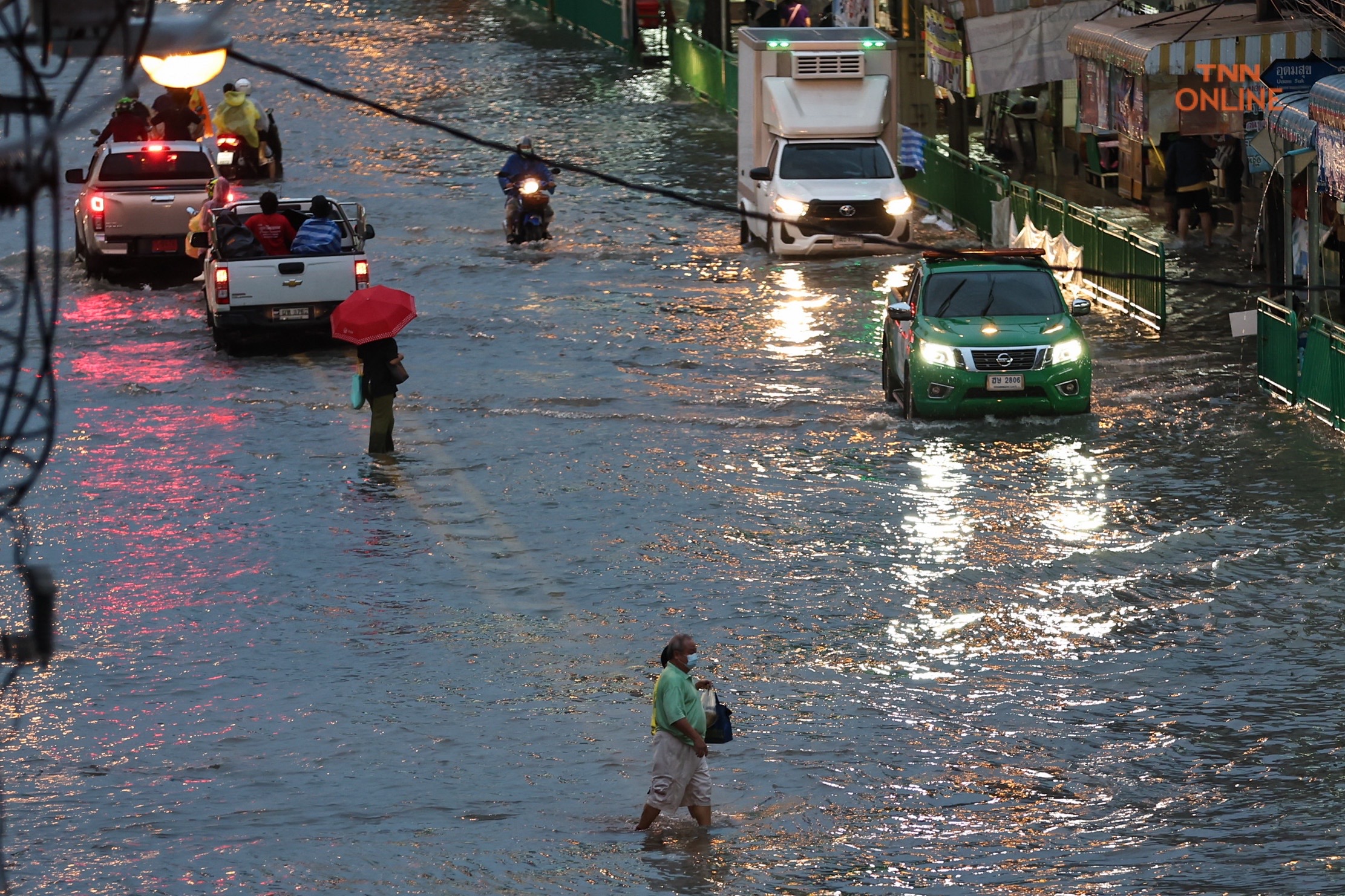 บางนาท่วมหนักหลังฝนถล่มนานต่อเนื่องหลาย ชม.