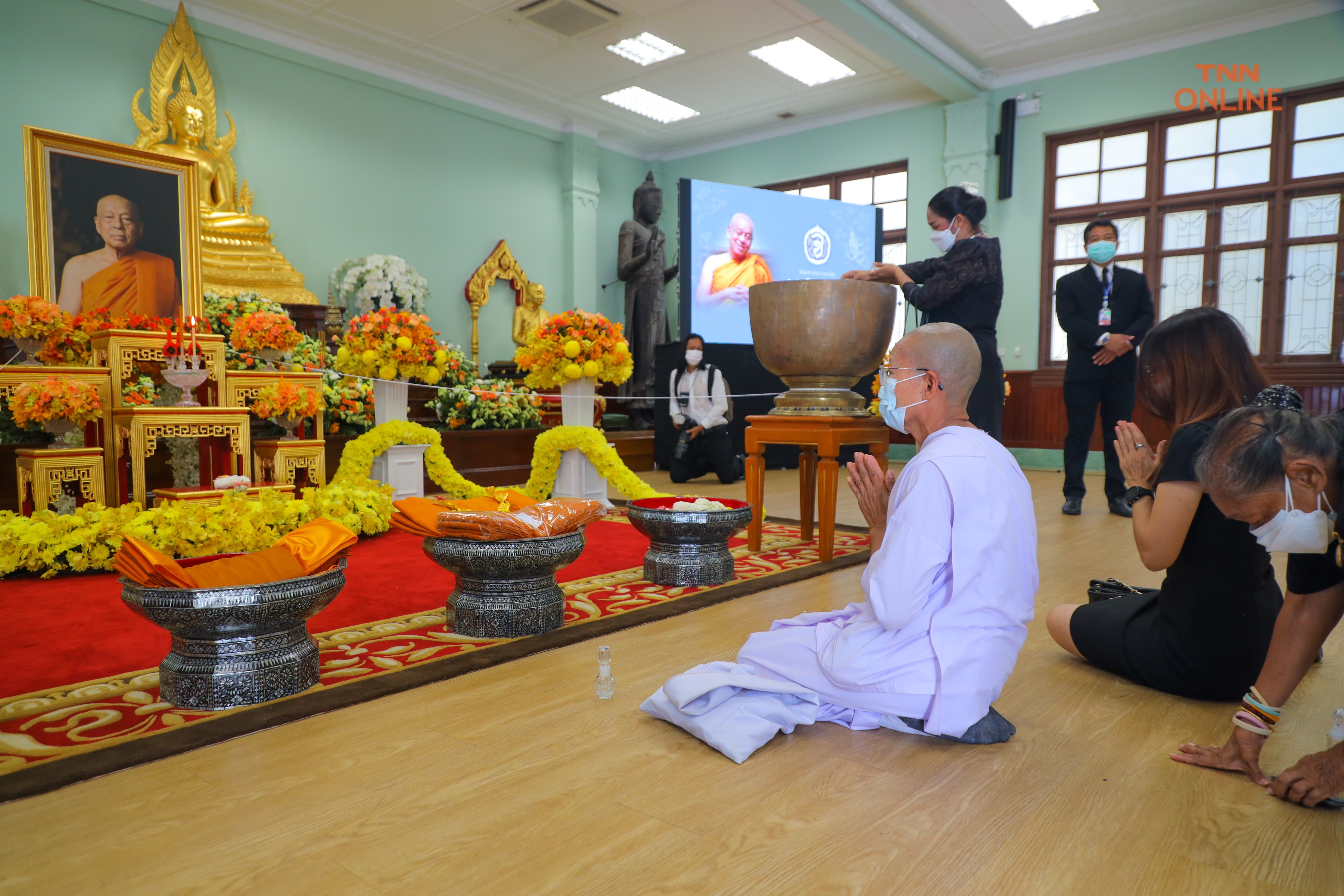 ประมวลภาพ ศิษยานุศิษย์หลั่งไหลสรงน้ำสรีระ “สมเด็จพระวัณรัต” 