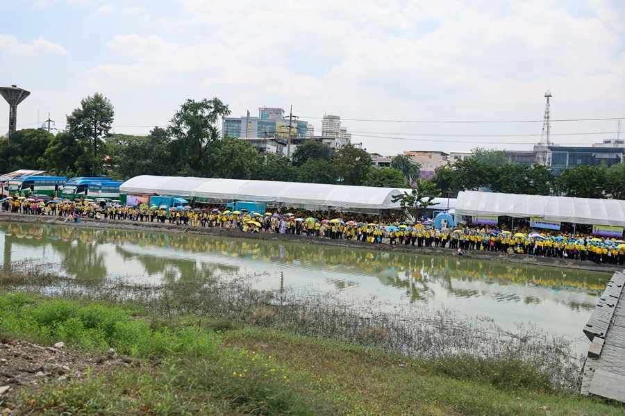 ประมวลภาพ พสกนิกรเฝ้าฯรับเสด็จ ในหลวง-พระราชินี ทรงเปิดพระบรมราชานุสาวรีย์ ร.9