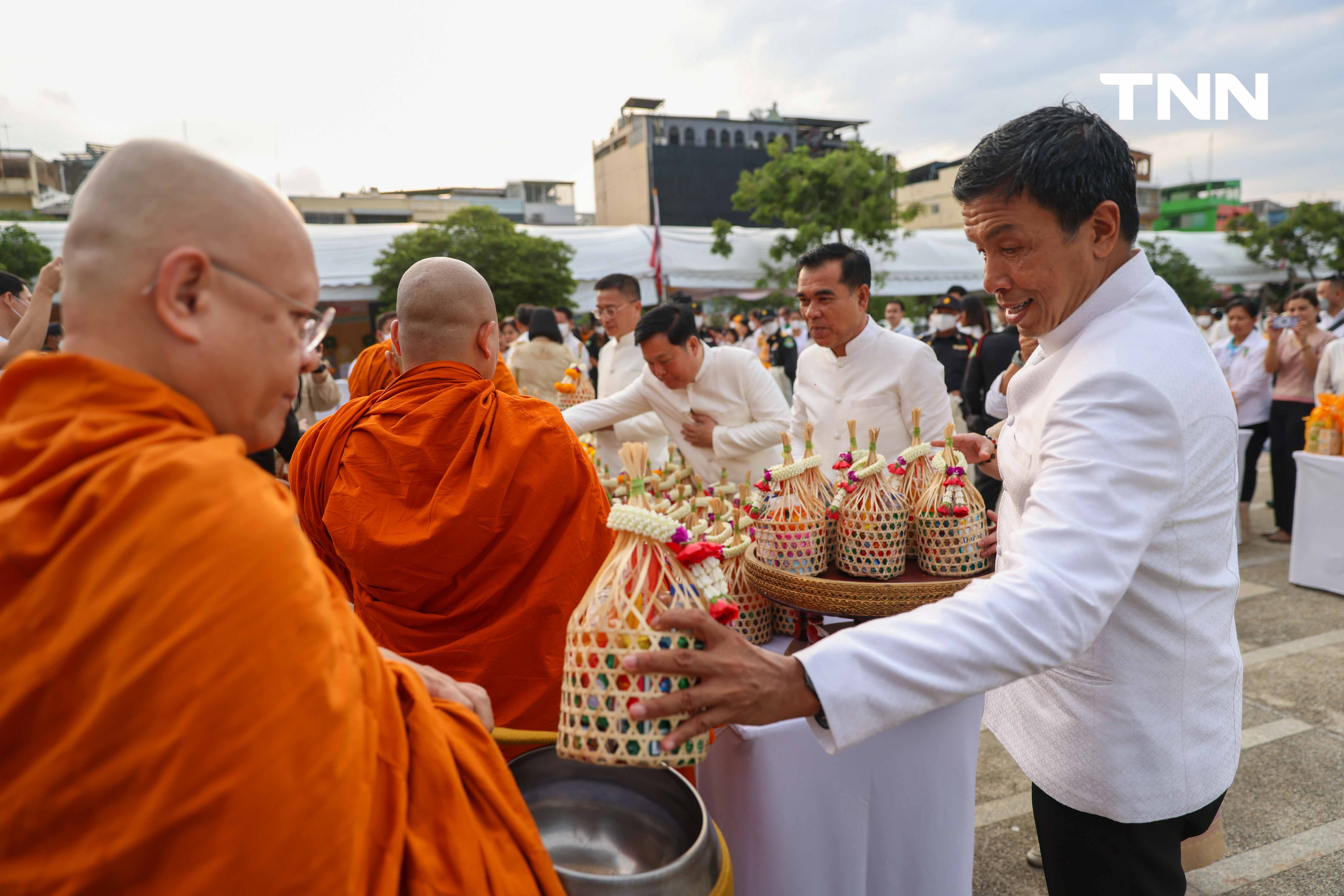 ตักบาตรวันมาฆบูชา รับบุญเช้าสืบสานประเพณีทางศาสนา