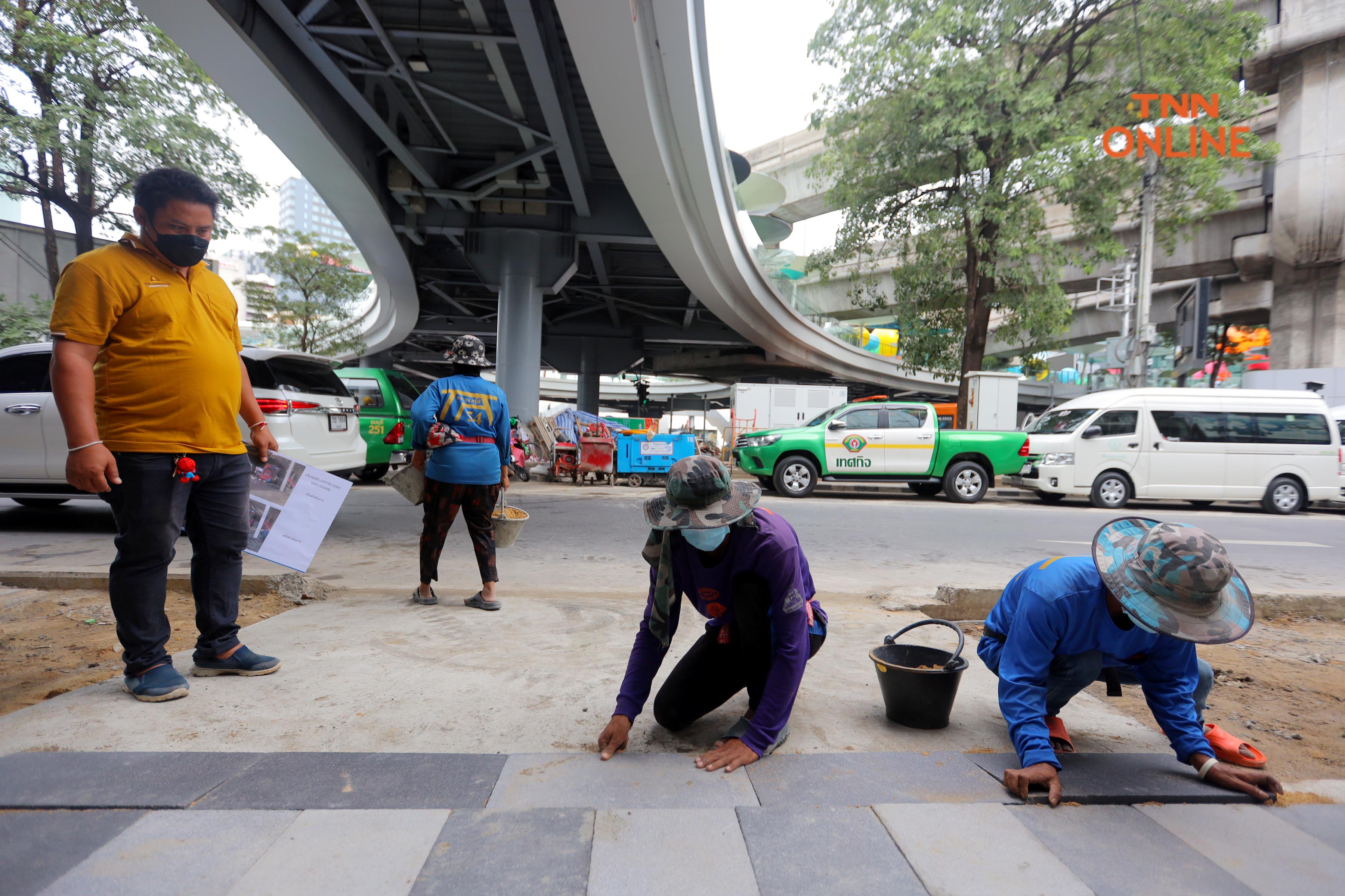 ประมวลภาพ ผู้ว่า กทม. ตรวจการก่อสร้างทางเท้าบริเวณ ถนนพระรามที่ 1