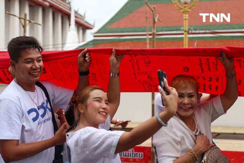 ขบวนยิ่งใหญ่ตระการตา อัญเชิญผ้าแดงห่มองค์พระบรมบรรพต(ภูเขาทอง)