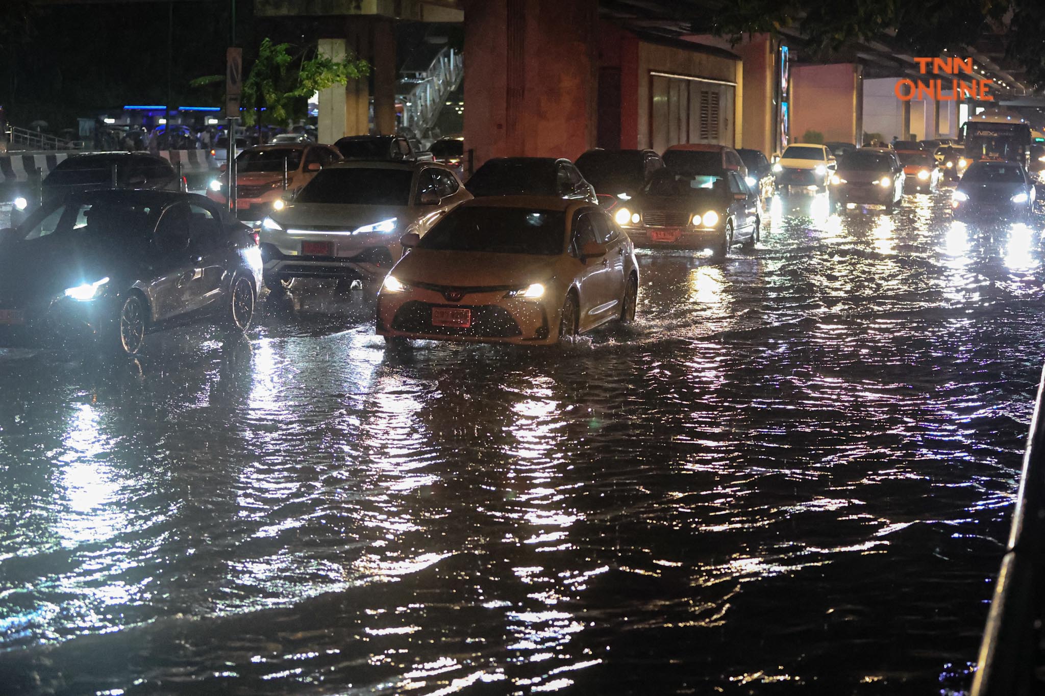 ฝนถล่มกรุง น้ำท่วมขัง บีทีเอส หมอชิต การสัญจรลำบาก