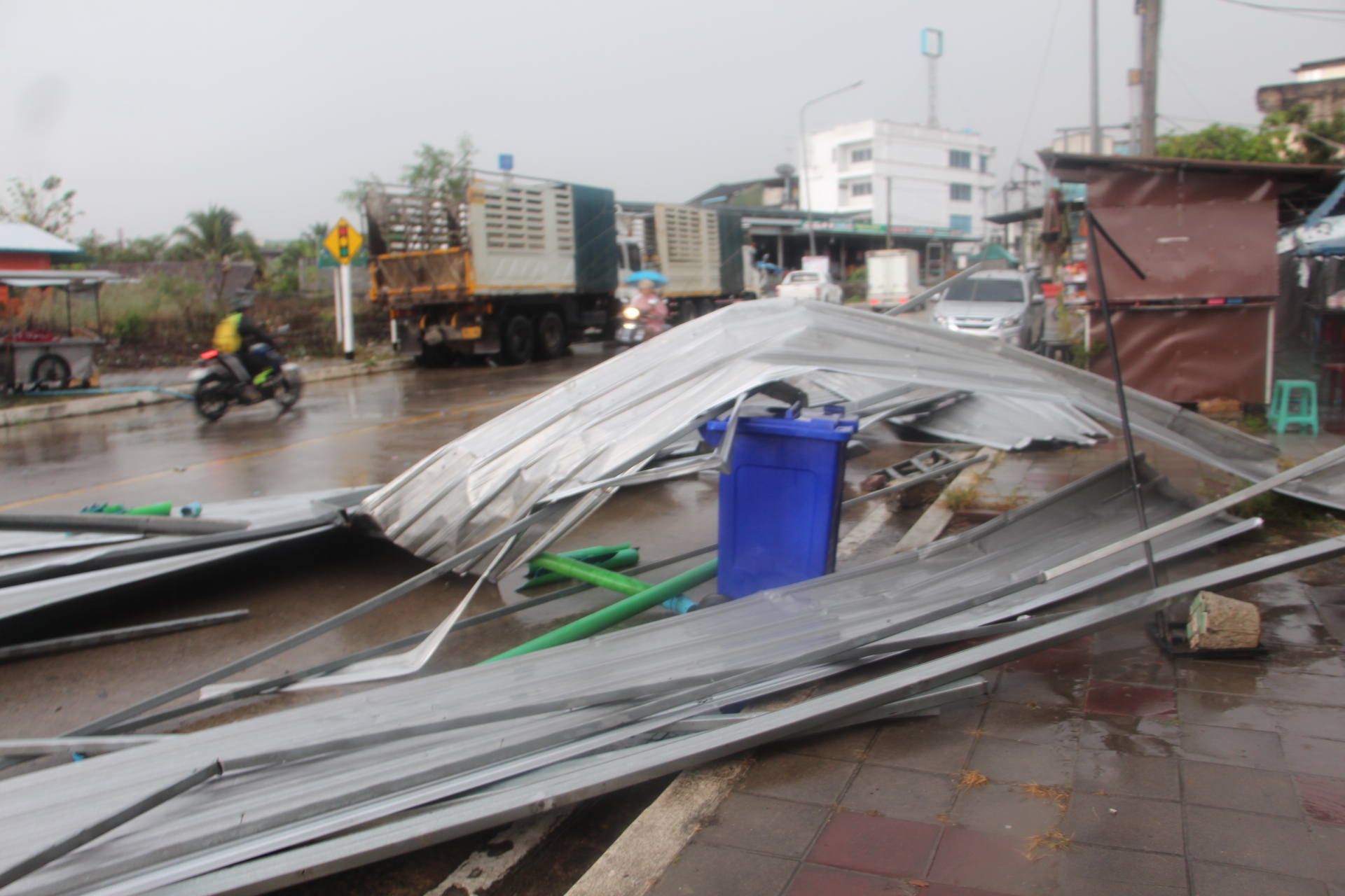 พายุถล่มยะลา หลังคาบ้านปลิวว่อน ต้นสนขนาดใหญ่ล้มขวางทางเข้าเมืองเบตง 