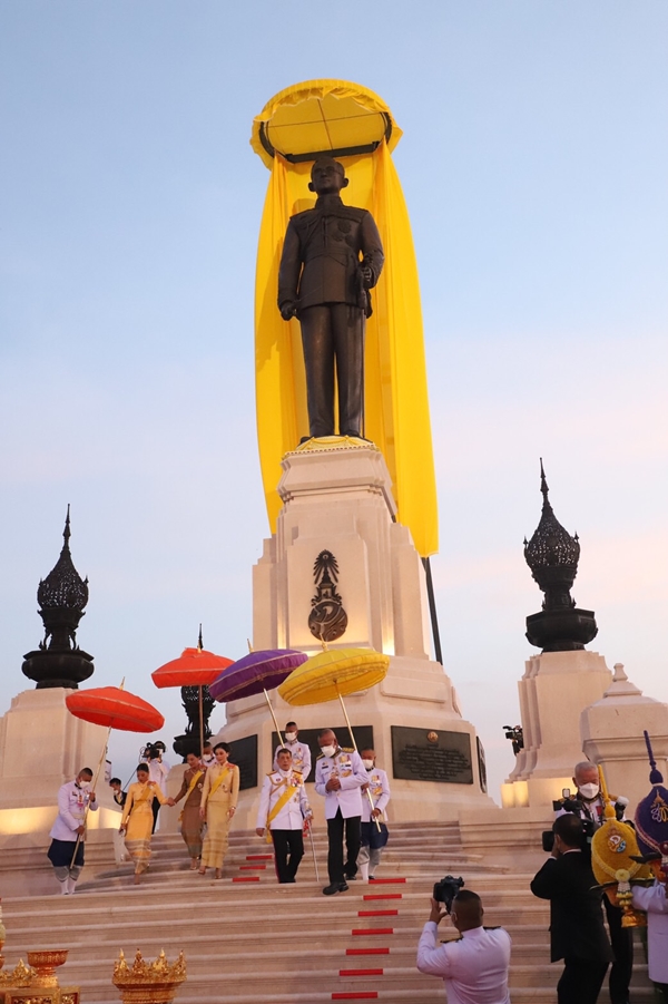 ในหลวง-พระราชินี เสด็จฯทรงเปิดพระบรมราชานุสาวรีย์ รัชกาลที่ 9