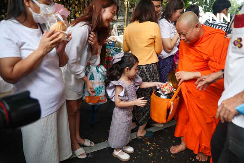 ชาวพุทธแน่นภูเขาทอง ร่วมตักบาตรเทโวเนื่องในวันออกพรรษา