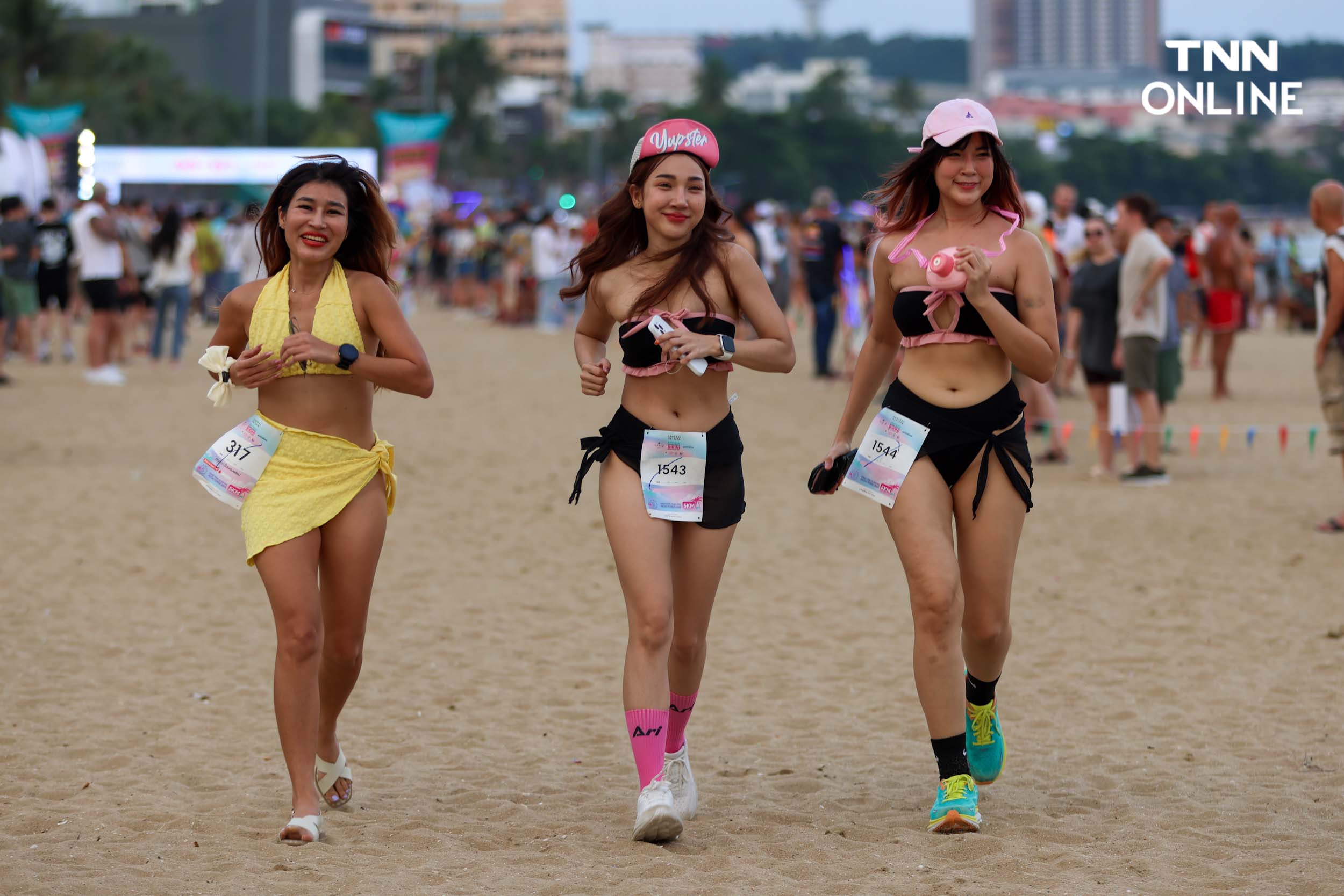 ใส่บิกินีอวดหุ่นสวย นักวิ่งกว่า 4,000 คน ร่วมวิ่งริมหาดพัทยา