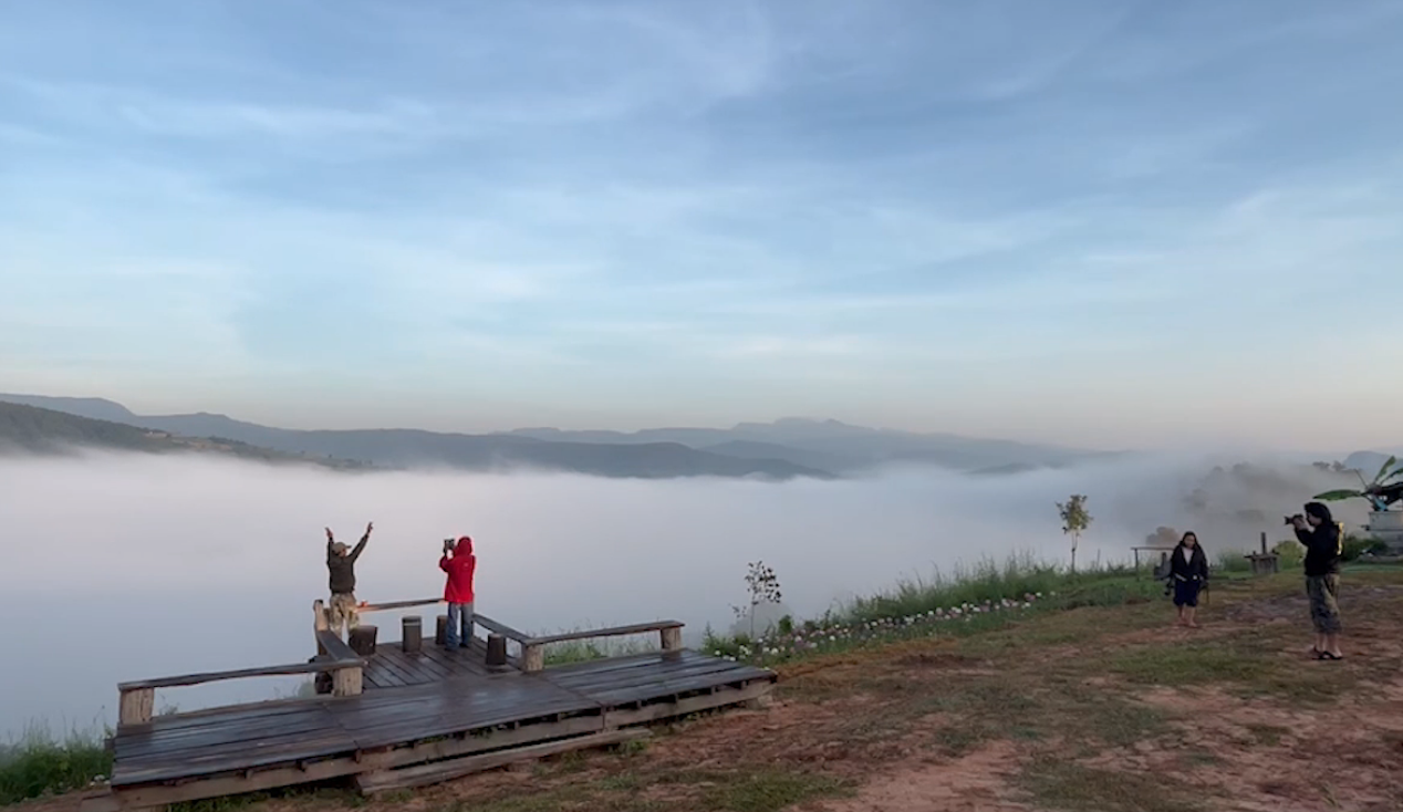 ‘ภูทอก’ ลานกางเต็นท์ใหม่บ้านนาแห้ว ชมทะเลหมอกขาวโพลน-วิวเขาเมืองลาว