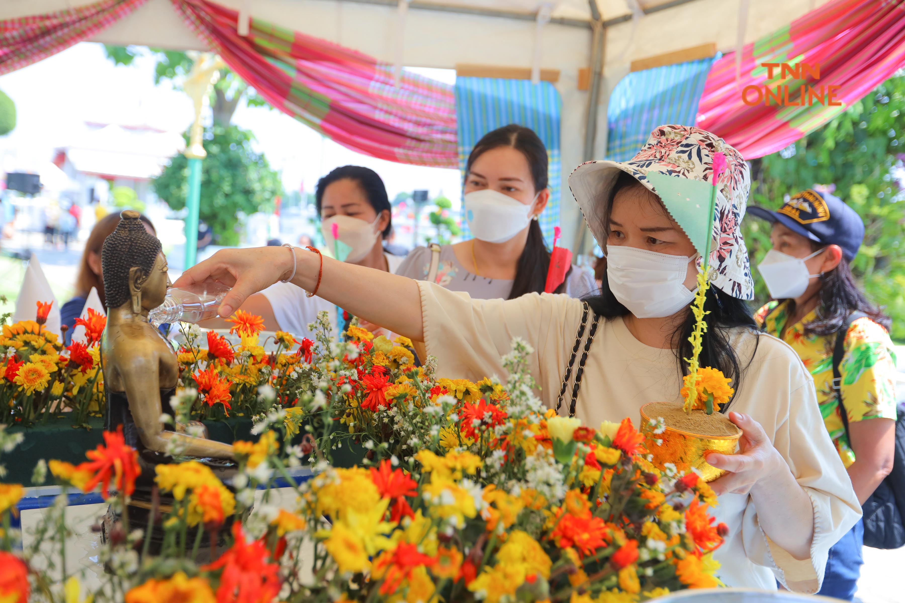 ประมวลภาพ แห่พระทางน้ำ 5 พระอารามหลวงประชาชนร่วมสรงน้ำเนื่องในเทศกาลสงกรานต์