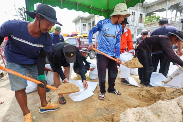 นนทบุรีเสริมกระสอบทราย 130,000 ใบ เตรียมรับมือน้ำเหนือล้นแนวกั้นริมเจ้าพระยา