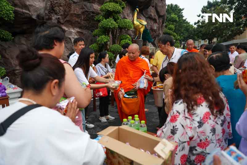 ชาวพุทธแน่นภูเขาทอง ร่วมตักบาตรเทโวเนื่องในวันออกพรรษา