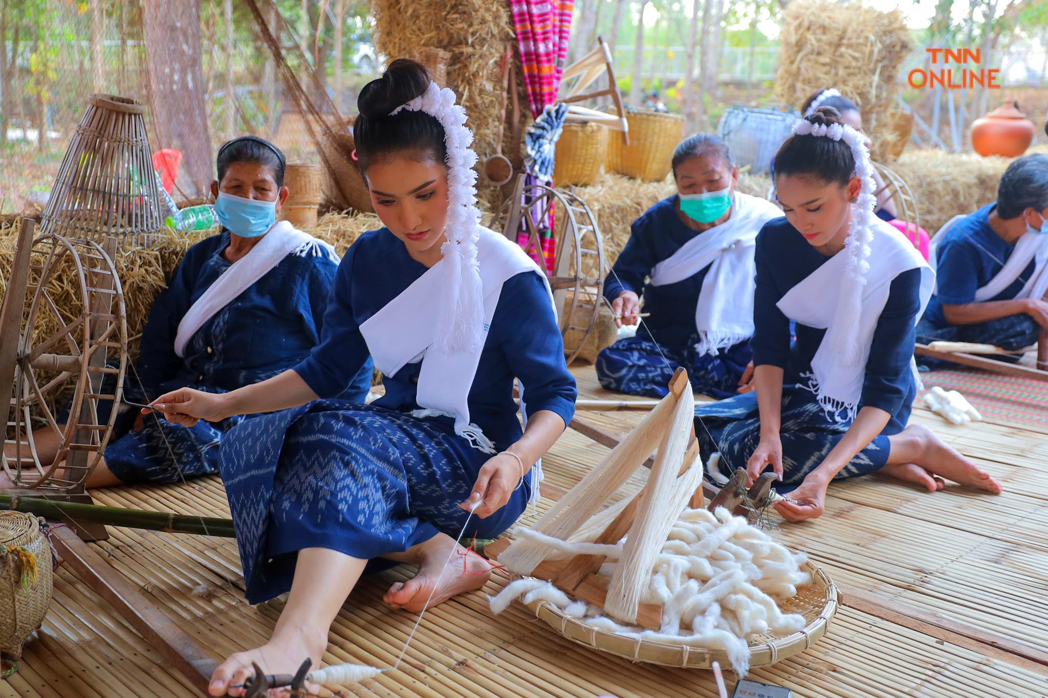 ประมวลภาพ เก็บตัววันที่ 3 นางสาวไทย ขึ้นภูพนมดี สักการะเจดีย์หินพันล้านก้อน ชมสาธิตการทอผ้าของชาวอำนาจเจริญ