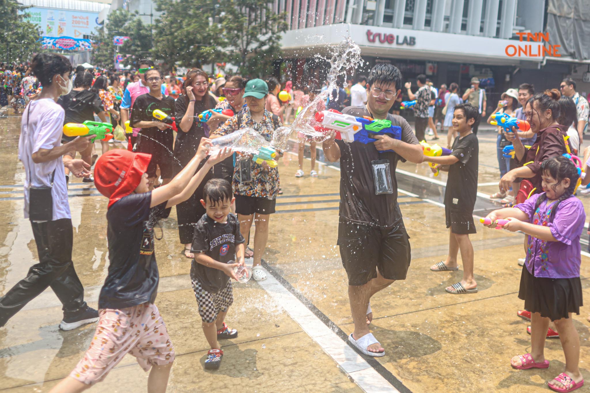 สงกรานต์สยามชุ่มฉ่ำ นทท.สุดเหวี่ยงสาดน้ำรับปีใหม่ไทย