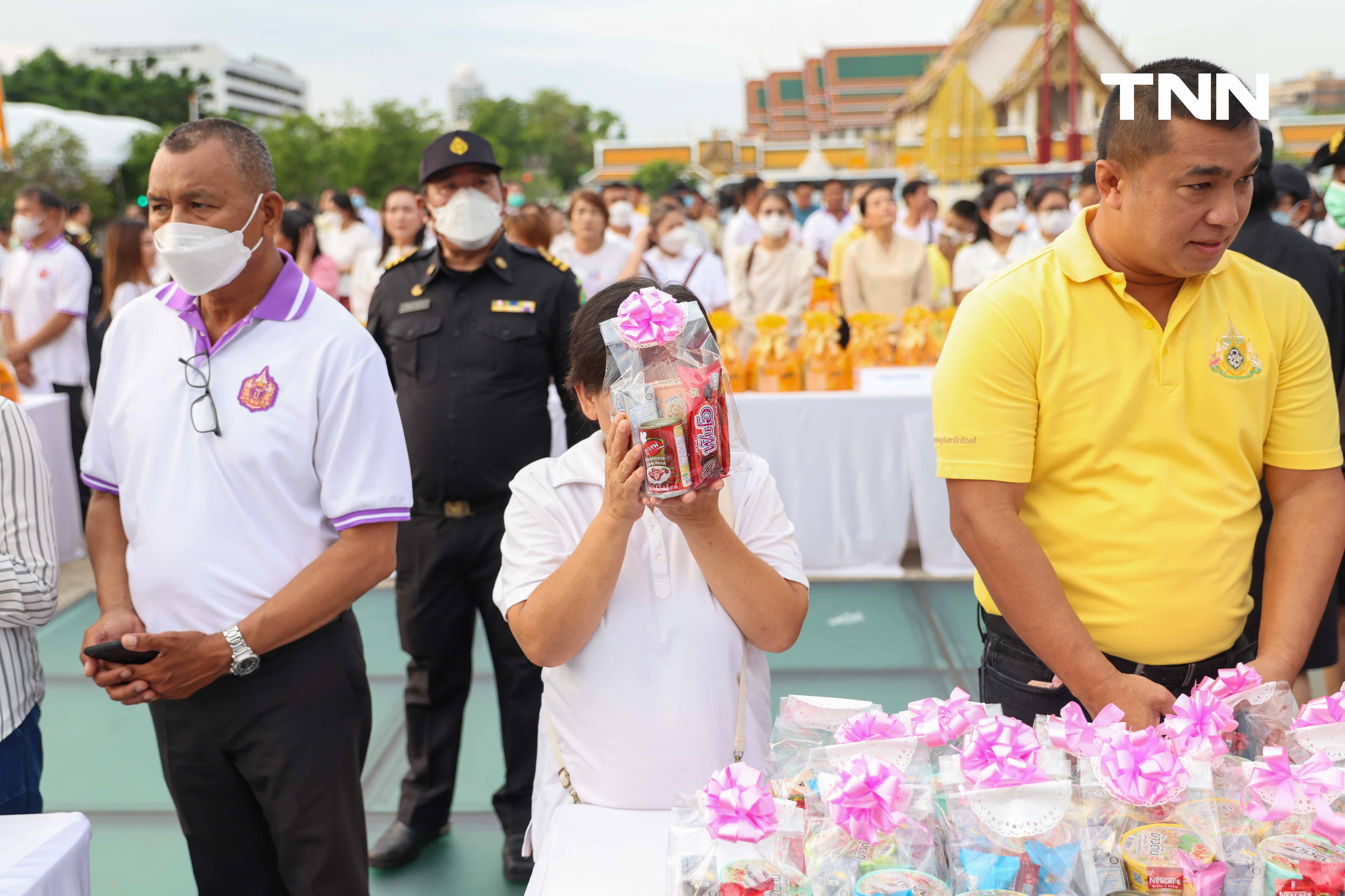 ตักบาตรวันมาฆบูชา รับบุญเช้าสืบสานประเพณีทางศาสนา